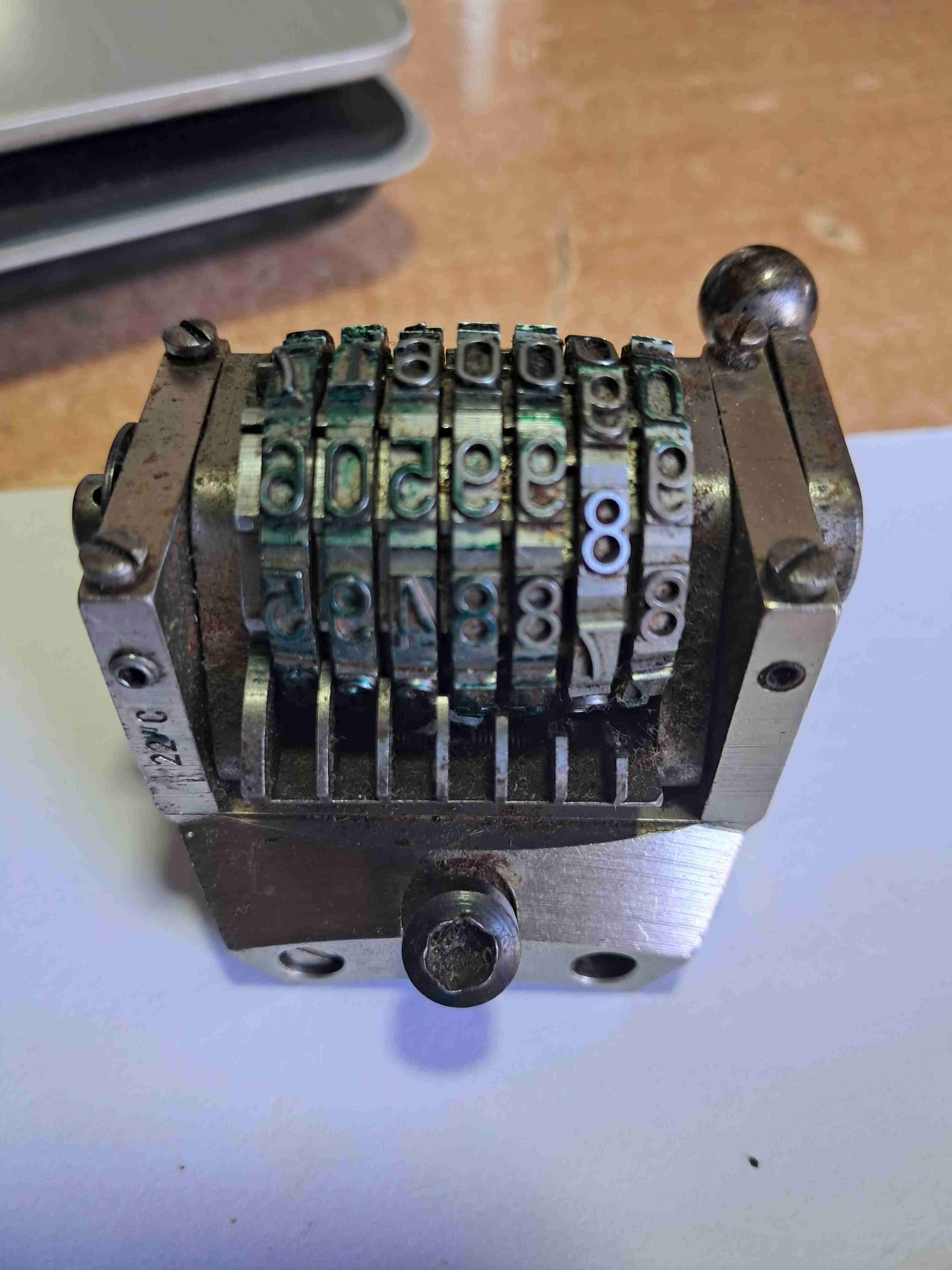 Sello numerador metálico antiguo aleman funciona - miniatura 2