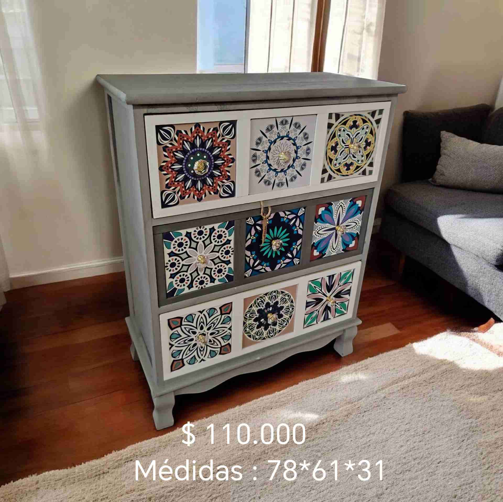 Cómoda con diseño colorido