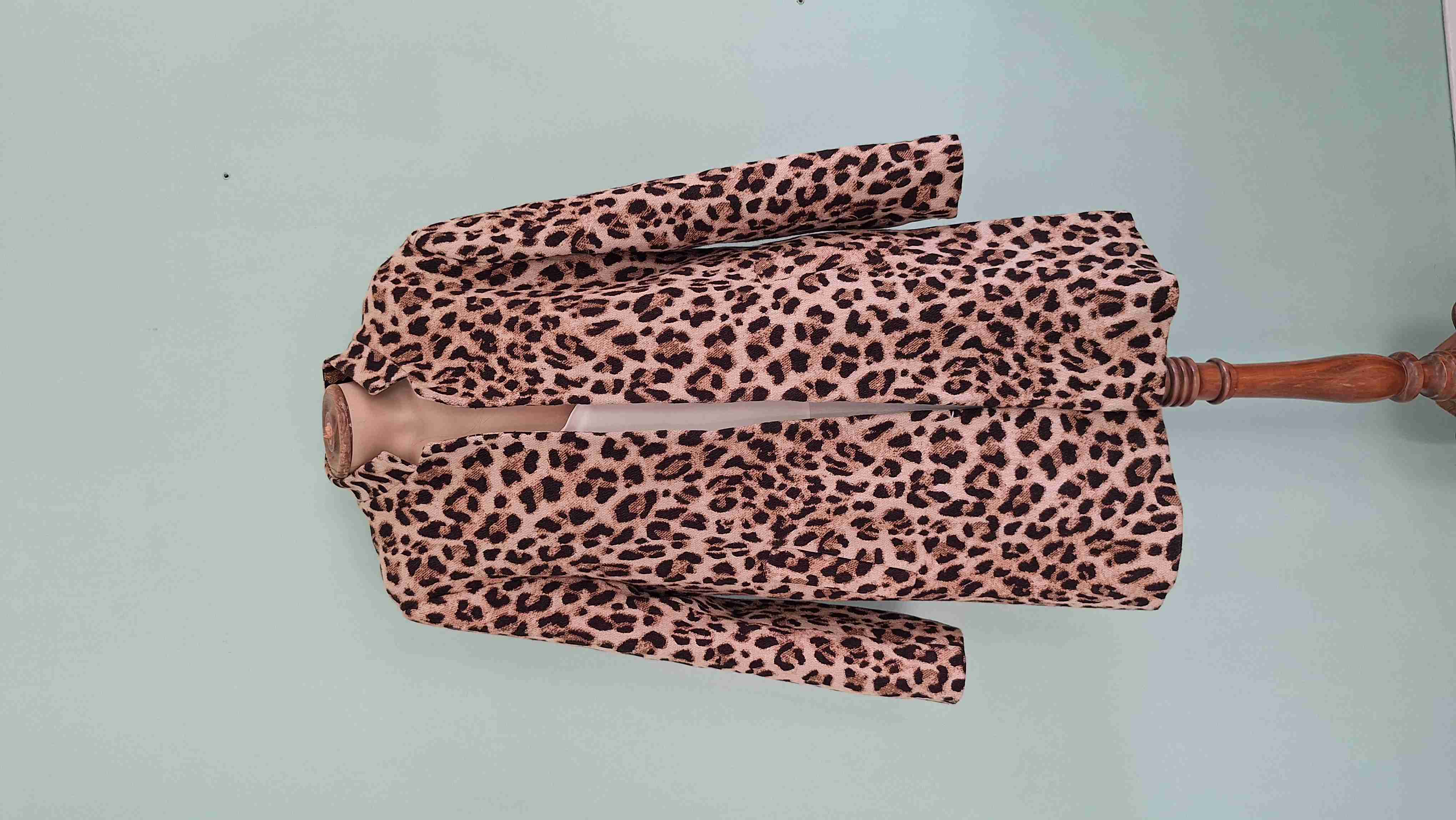Abrigo h&m animal print talla 42