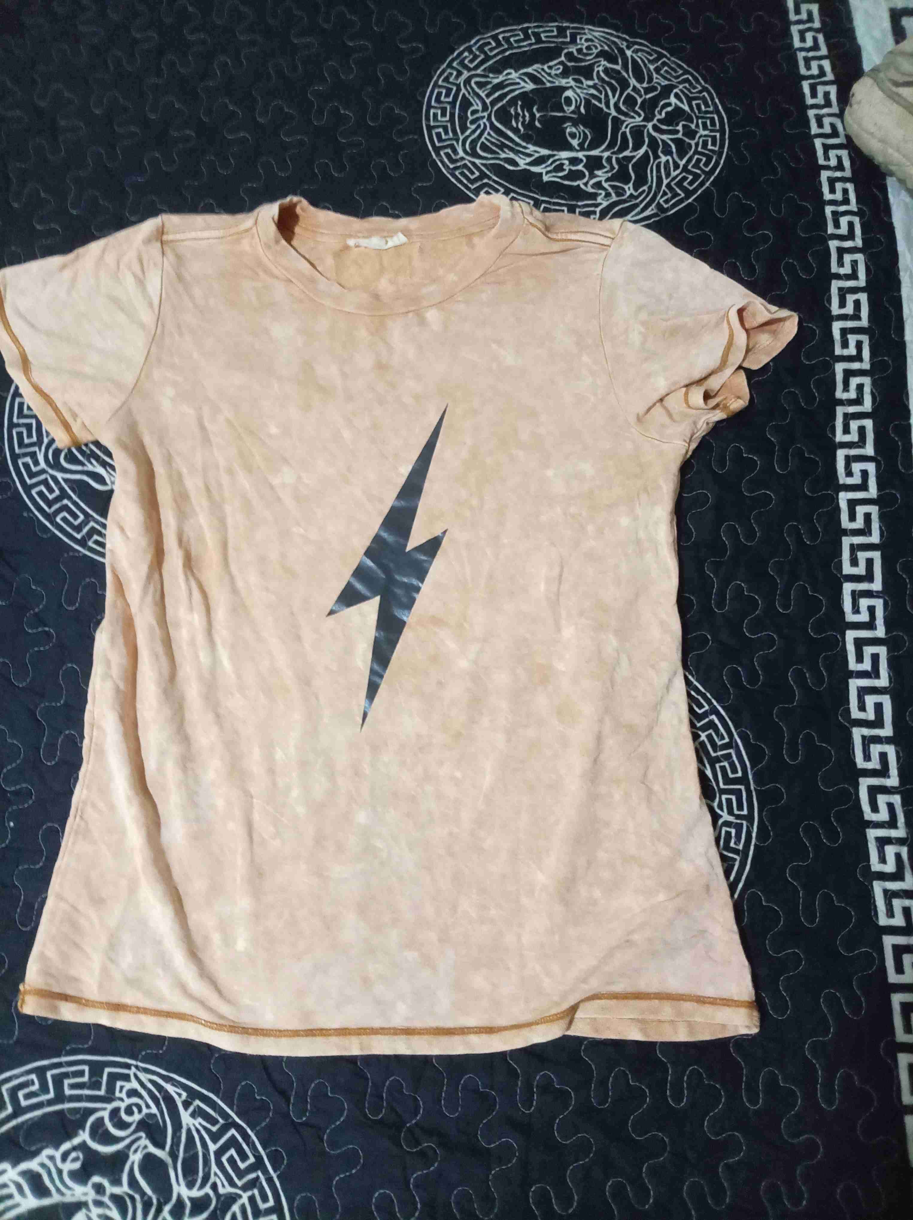 Polera beige con rayo