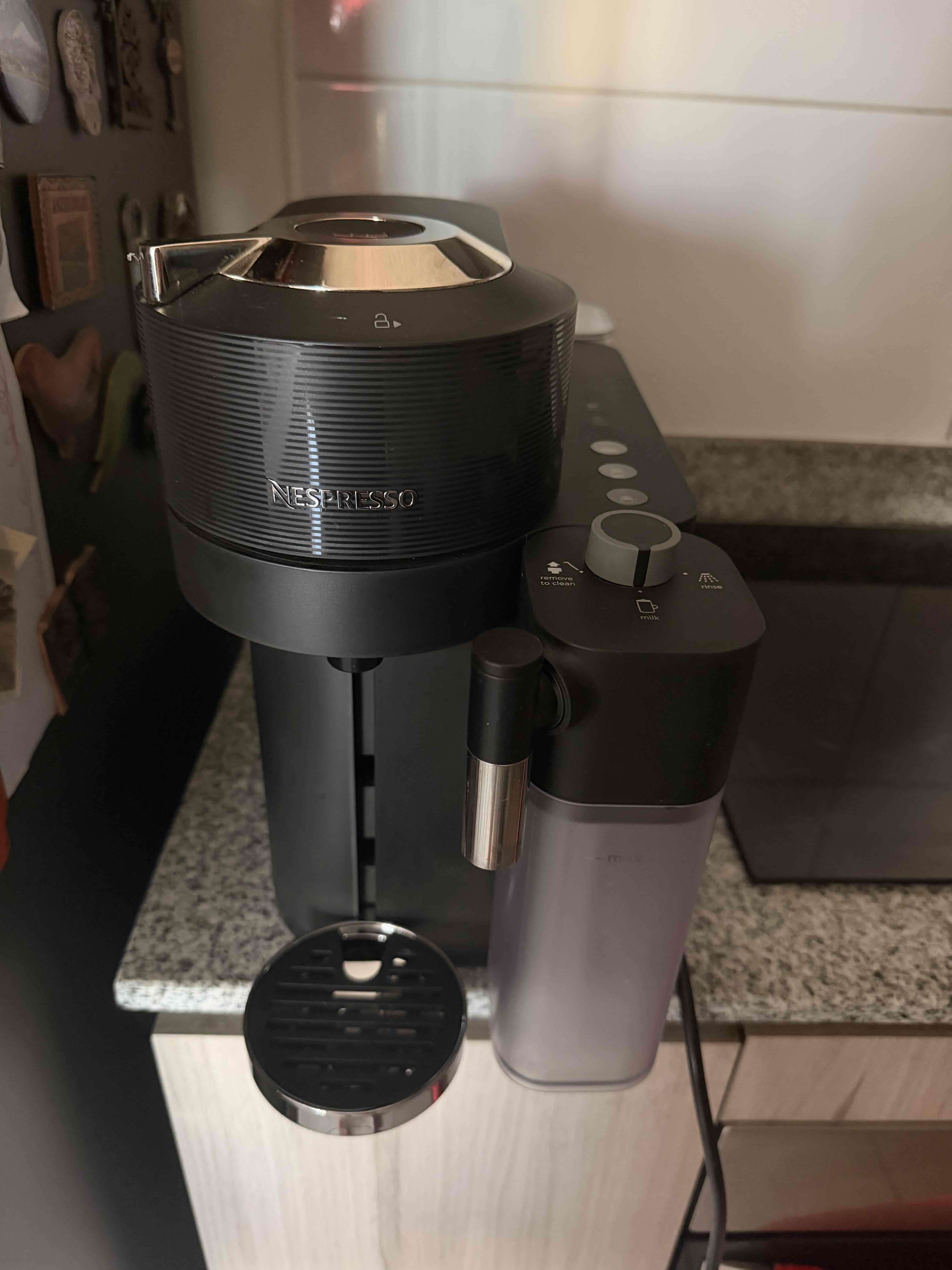 Máquina de café Nespresso negra - miniatura 1