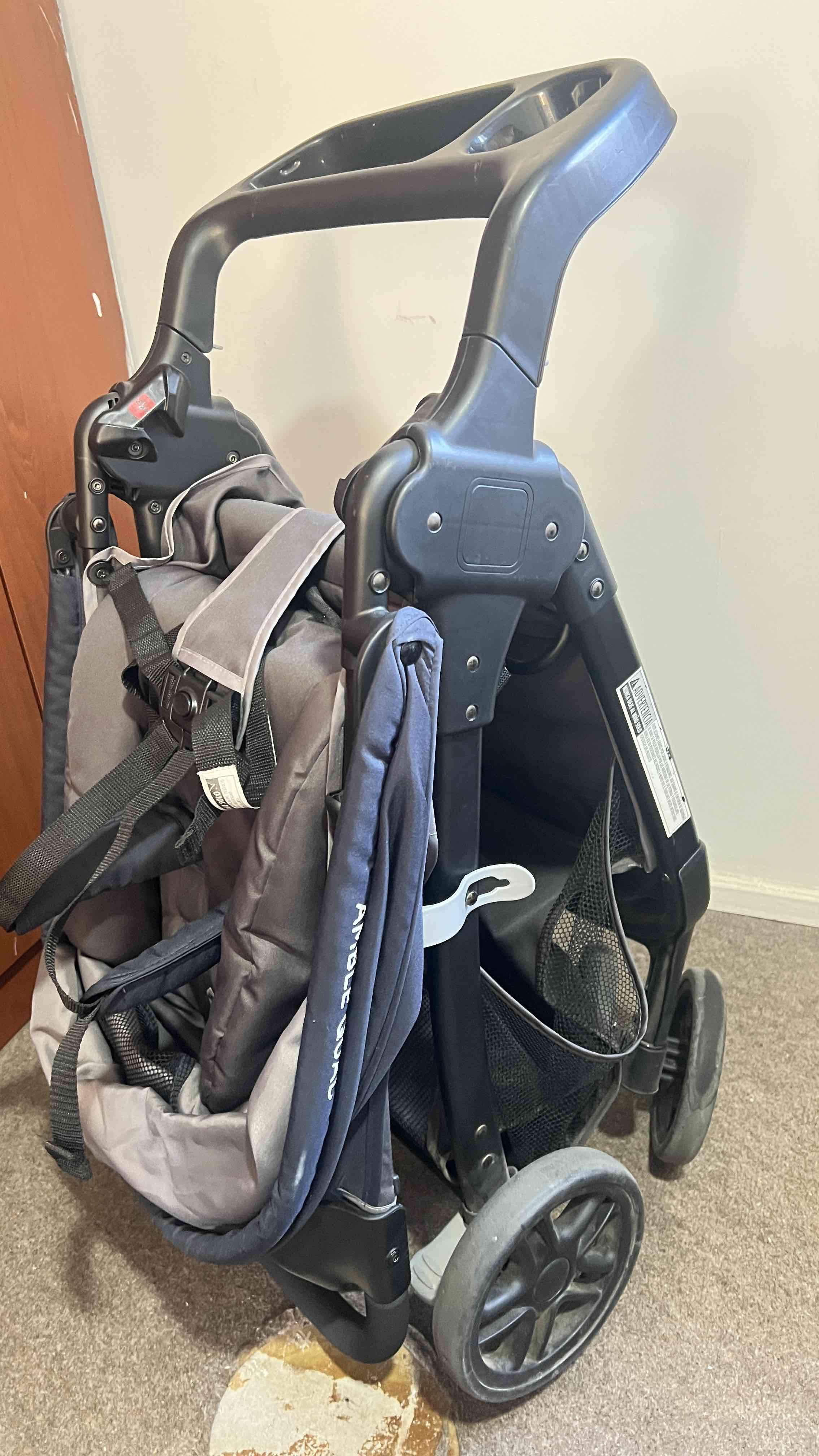 Coche de bebé plegable gris - miniatura 1