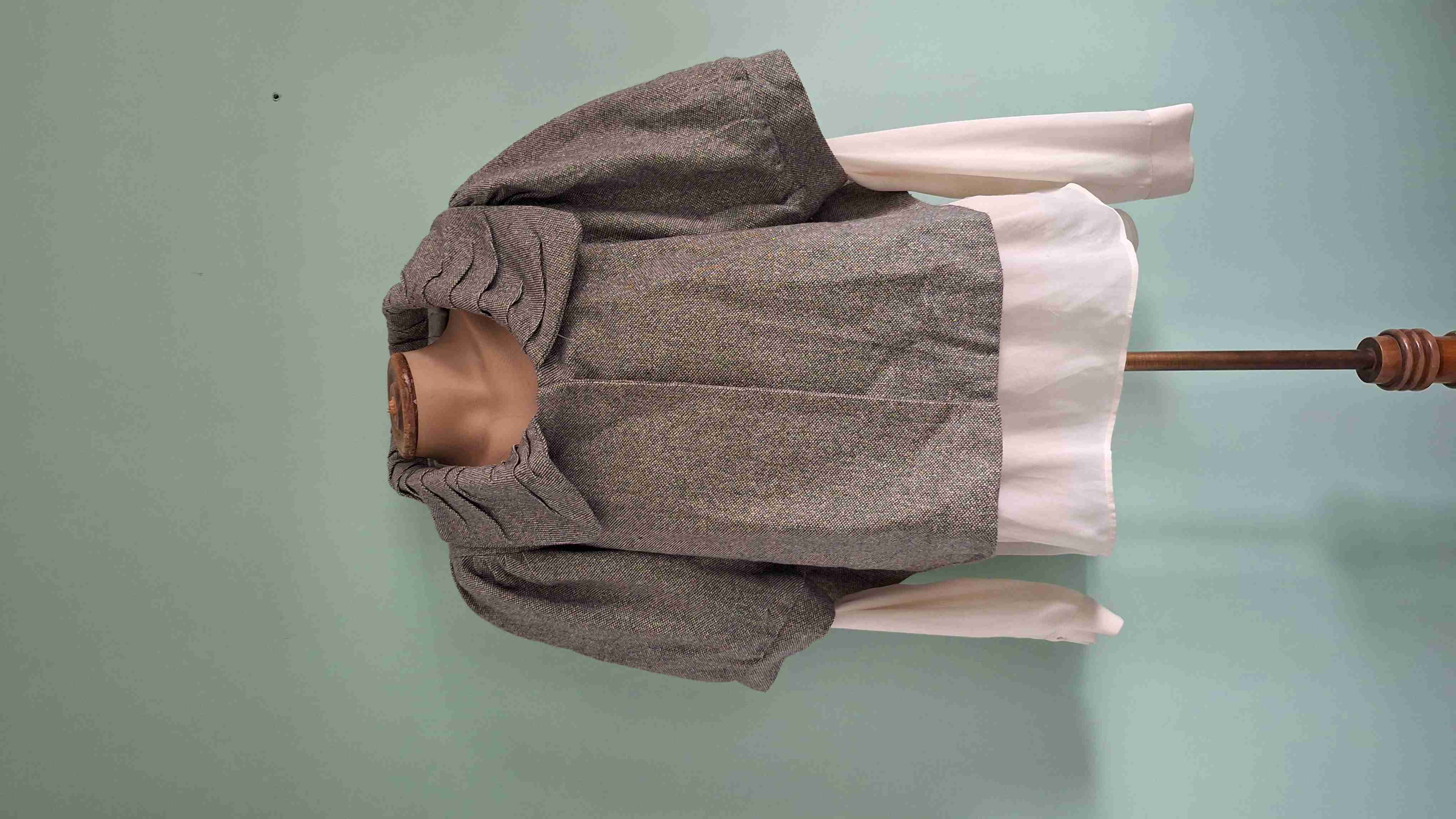Chaqueta gris con volantes - miniatura 1