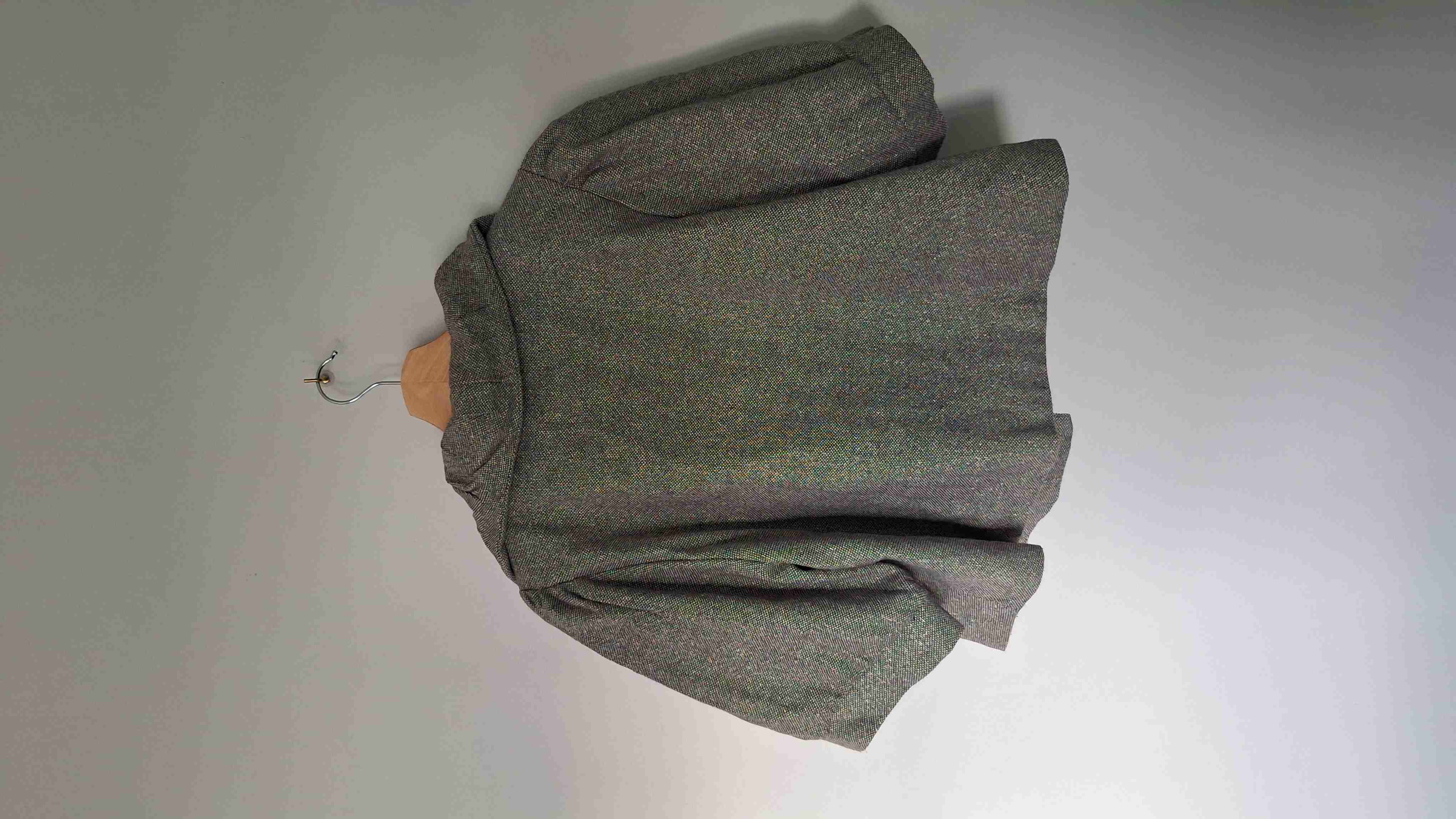 Chaqueta gris con volantes - miniatura 3