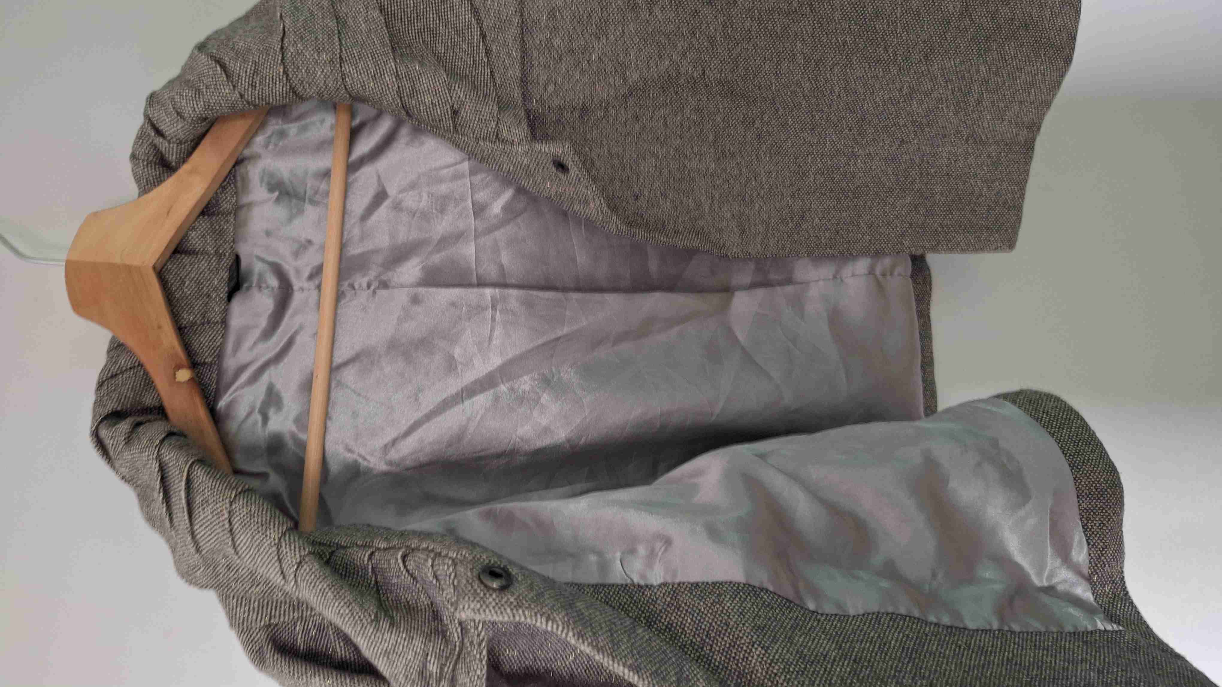 Chaqueta gris con volantes - miniatura 4