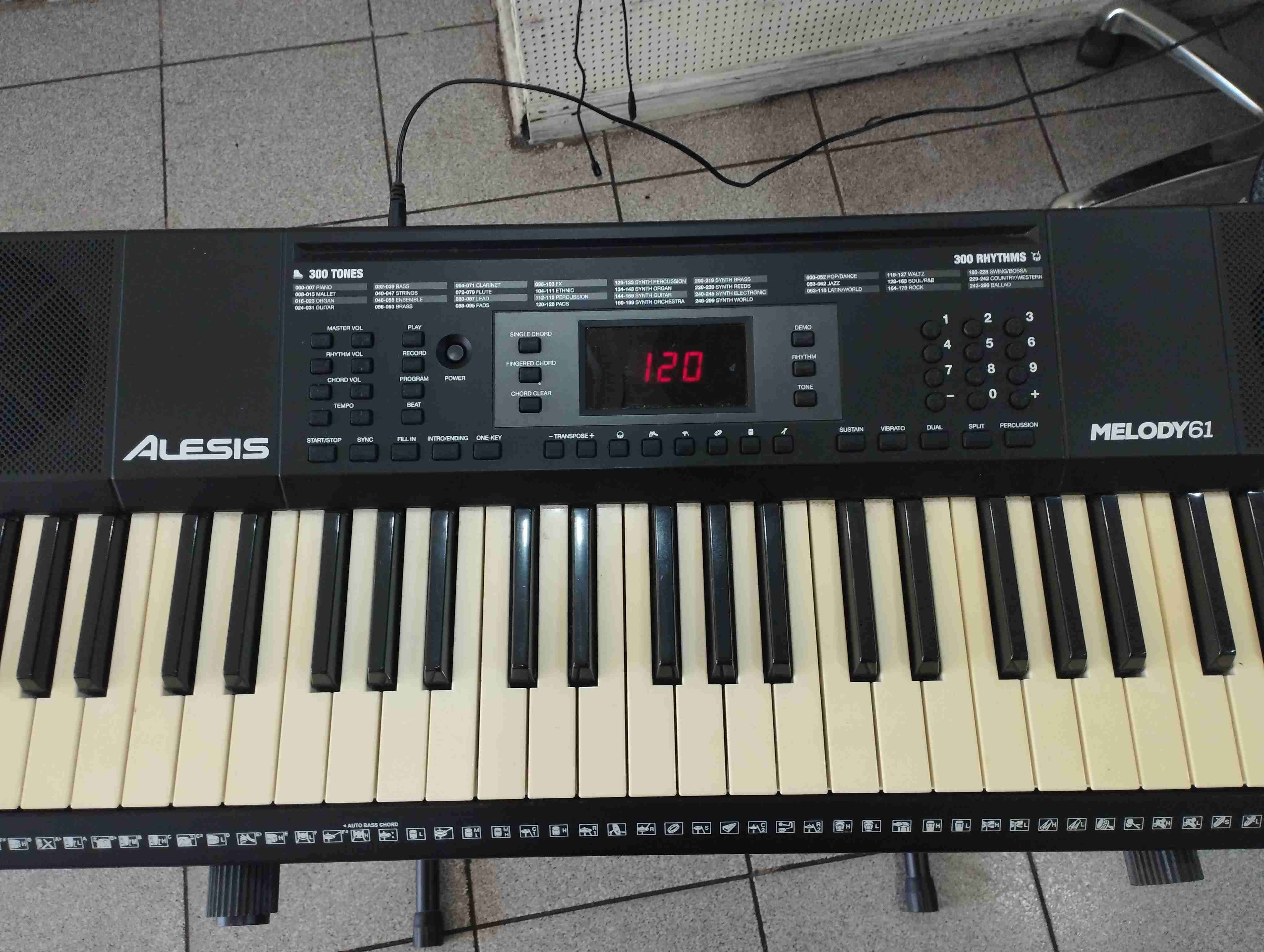 Teclado electrónico Alesis Melody 61 - miniatura 2