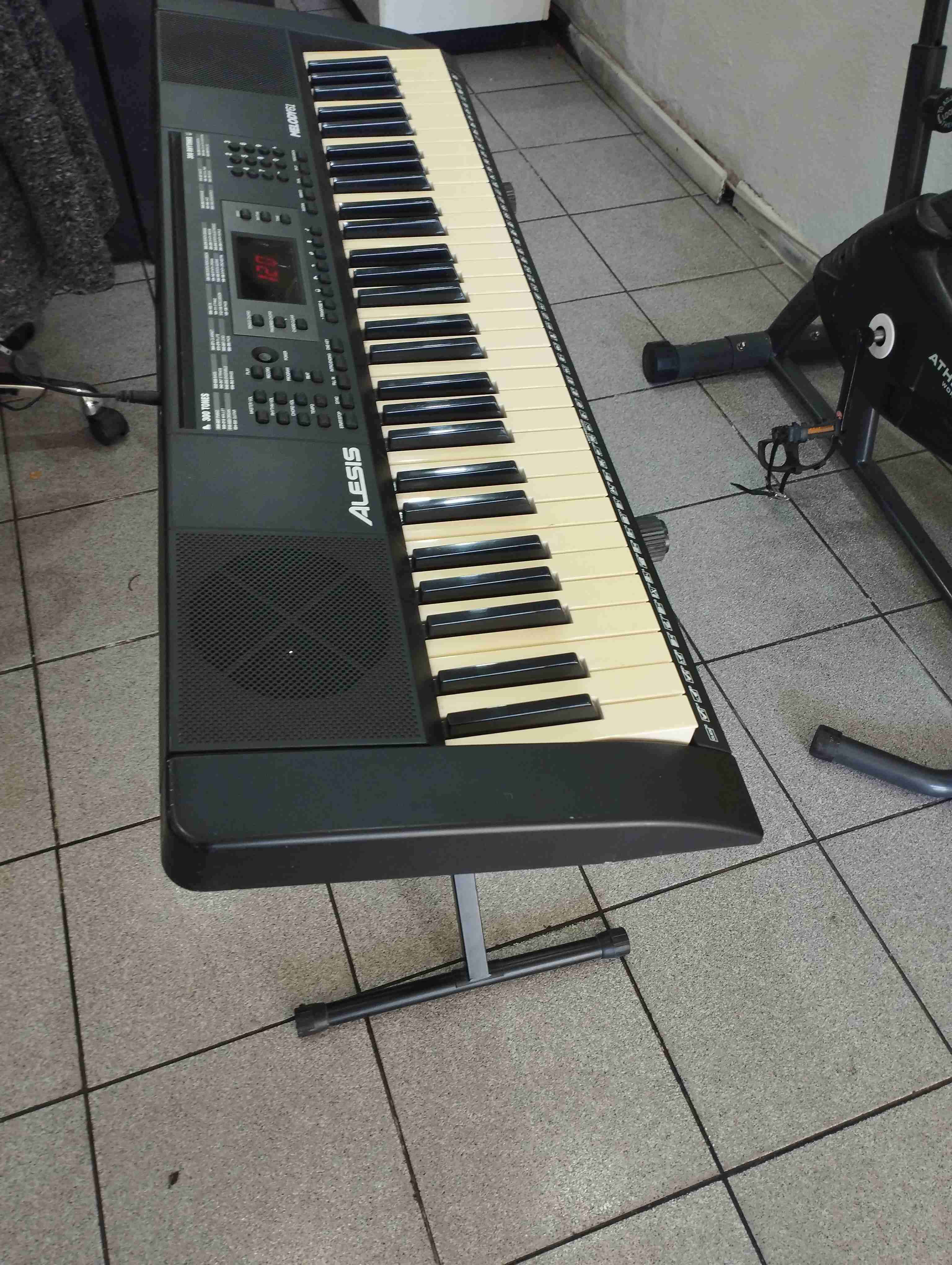 Teclado electrónico Alesis Melody 61 - miniatura 3