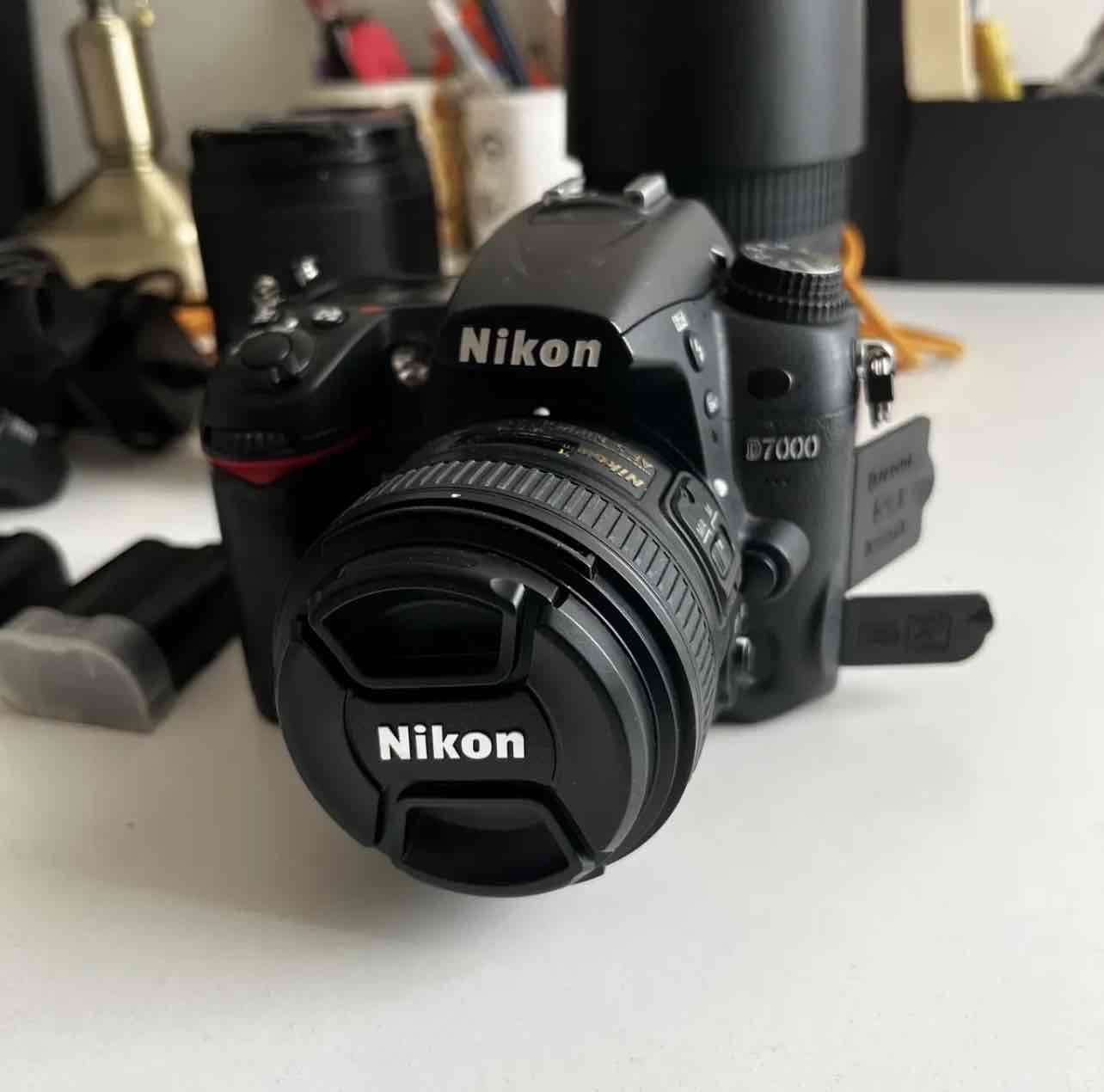 Cámara Nikon D7000 con lente - miniatura 1