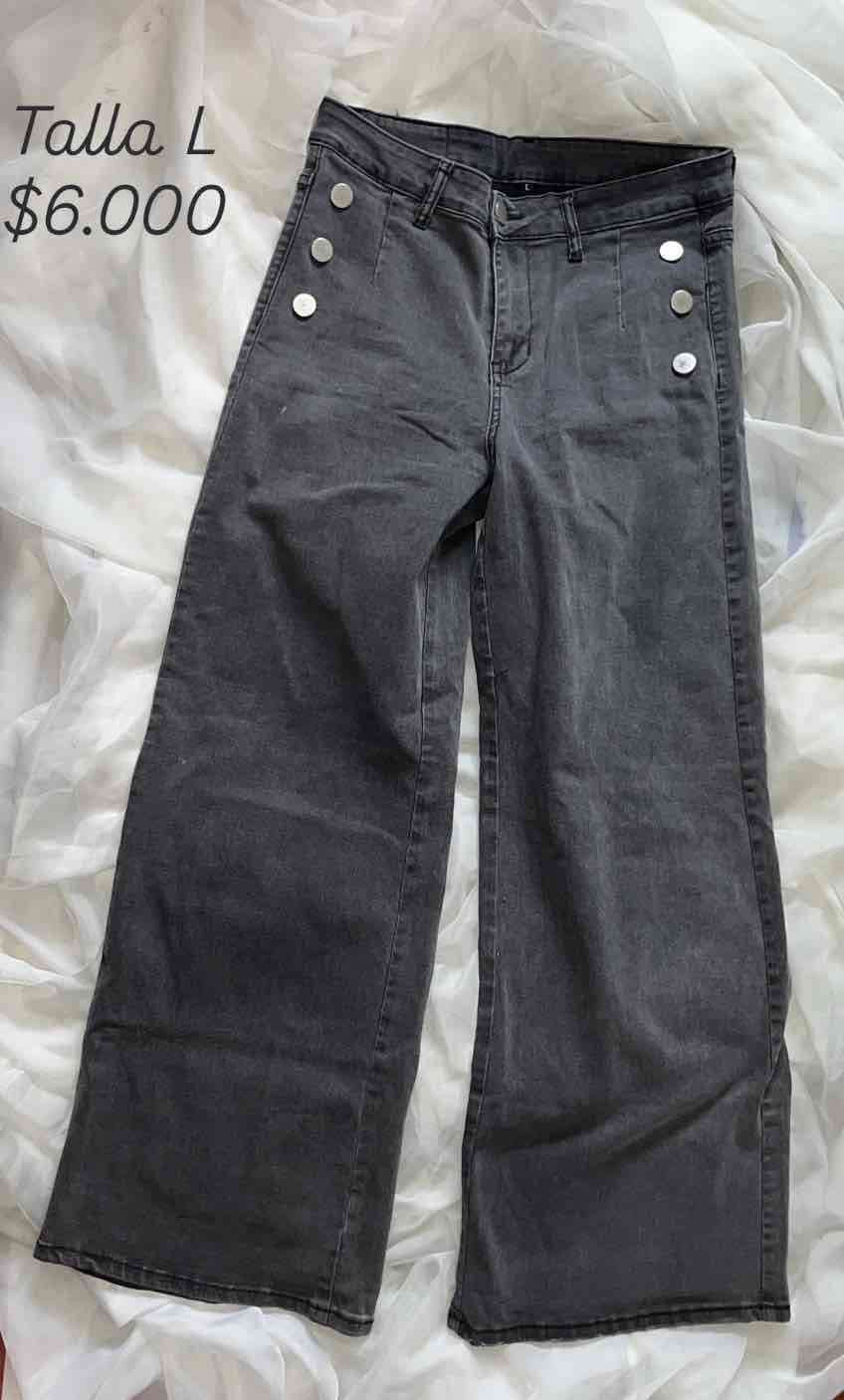 Pantalón gris con botones