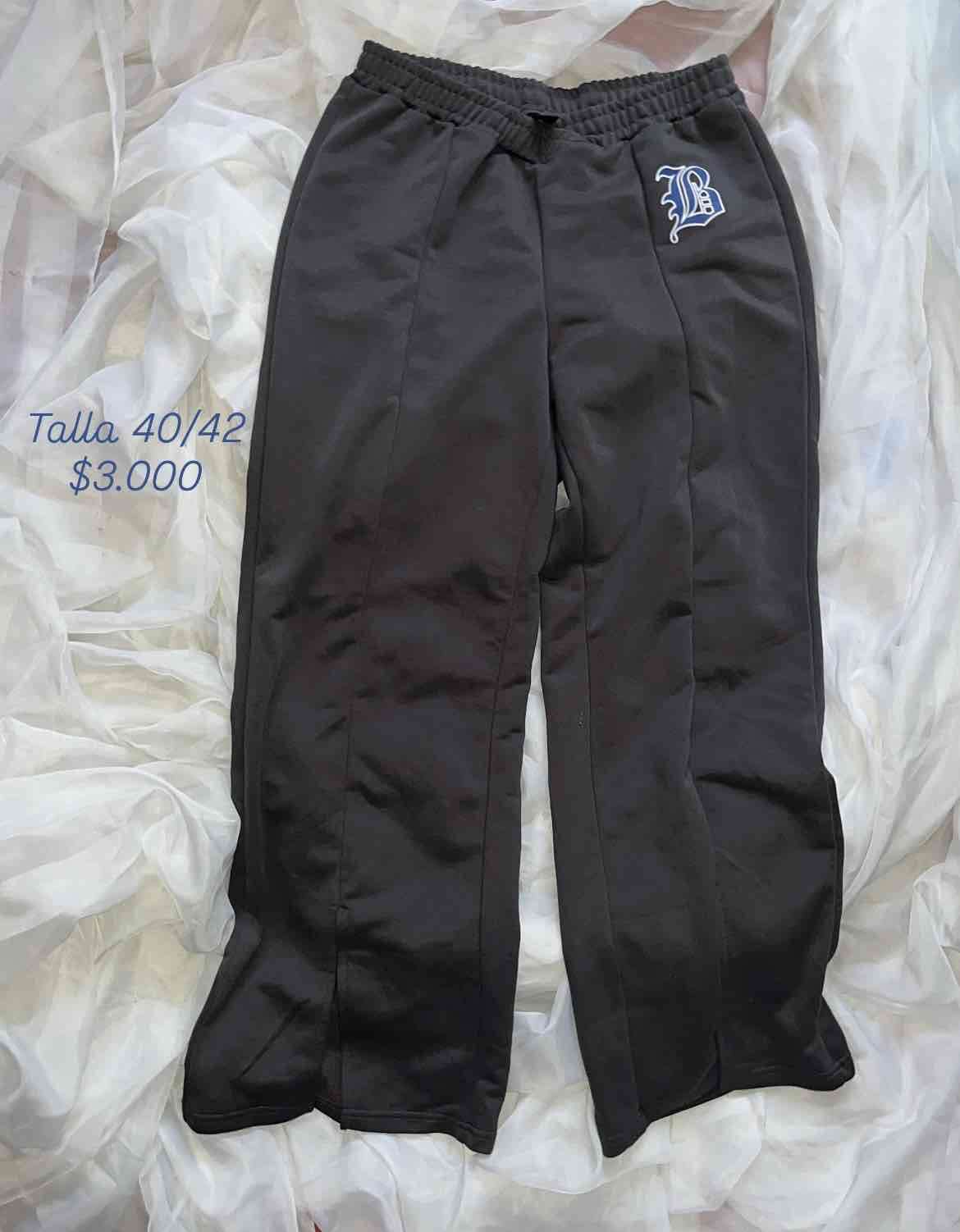 Pantalón deportivo gris con logo