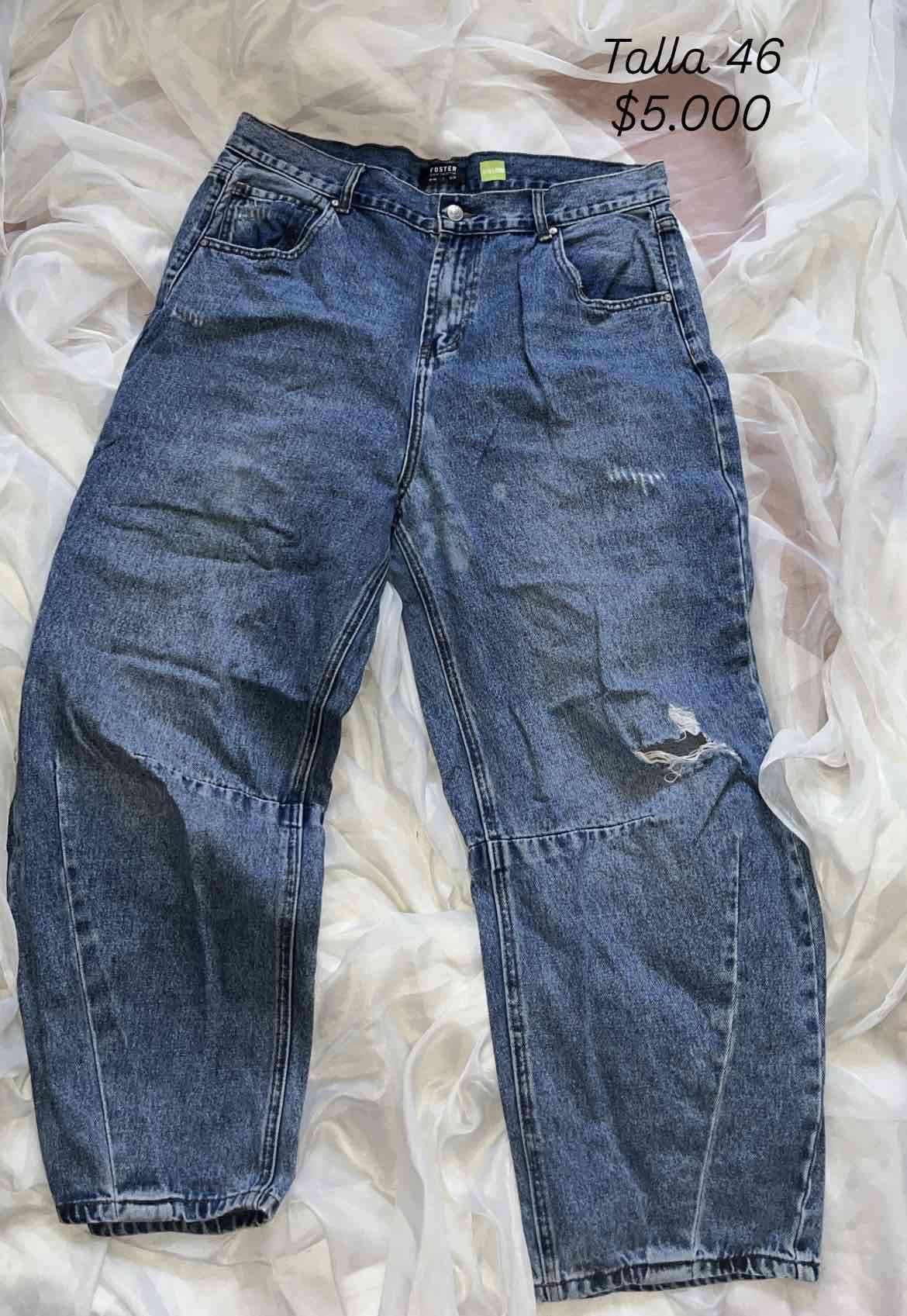 Jeans azules tallados