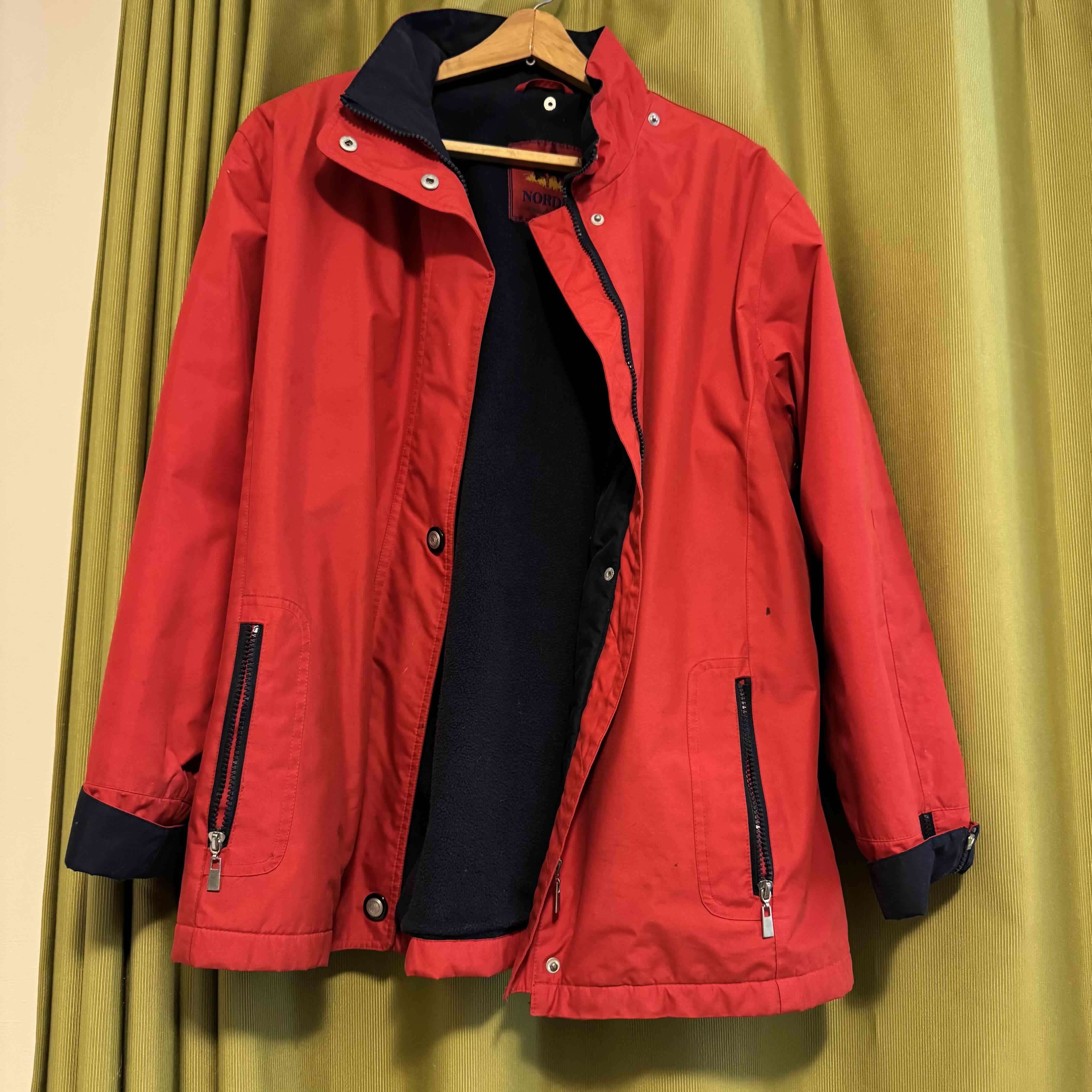 Chaqueta roja impermeable - miniatura 1