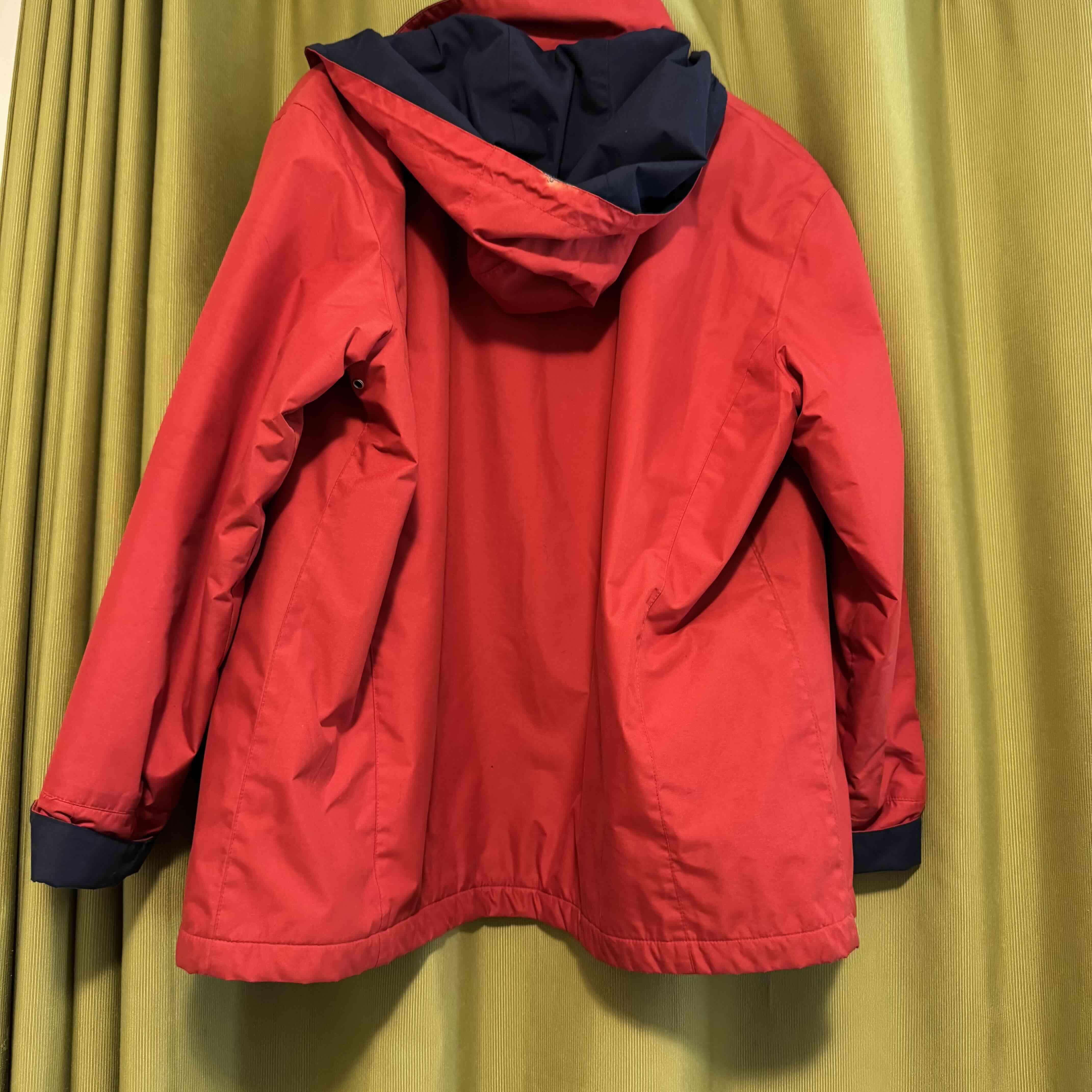 Chaqueta roja impermeable - miniatura 2