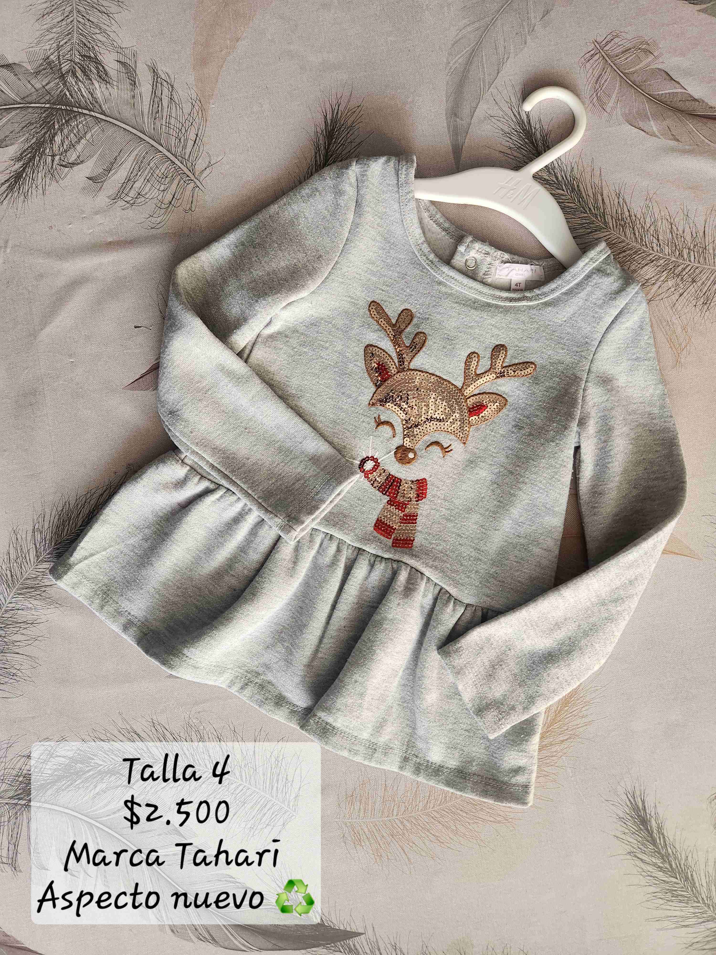 Polera gris con reno Tahari