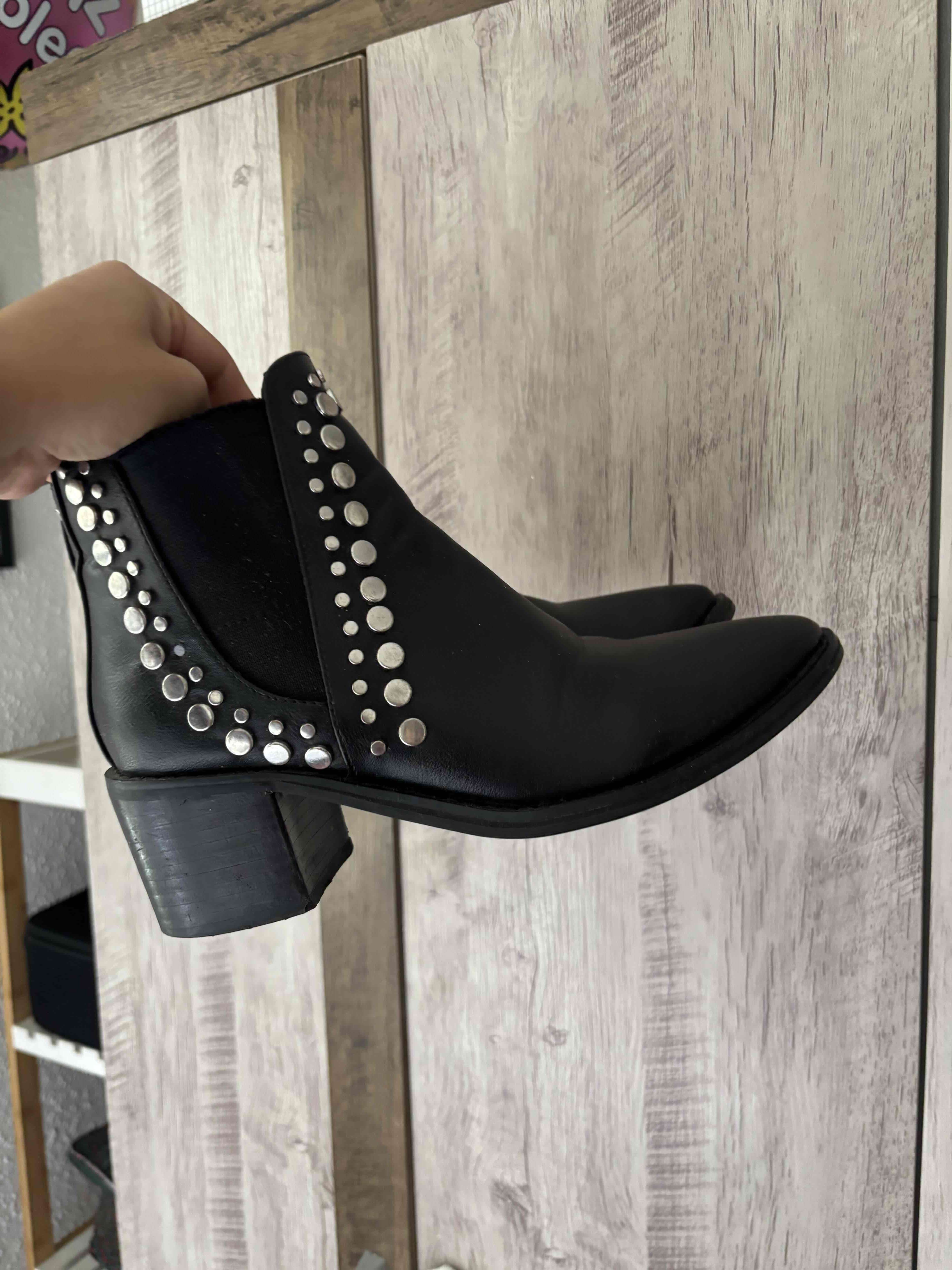 Botines negros con tachas - miniatura 1
