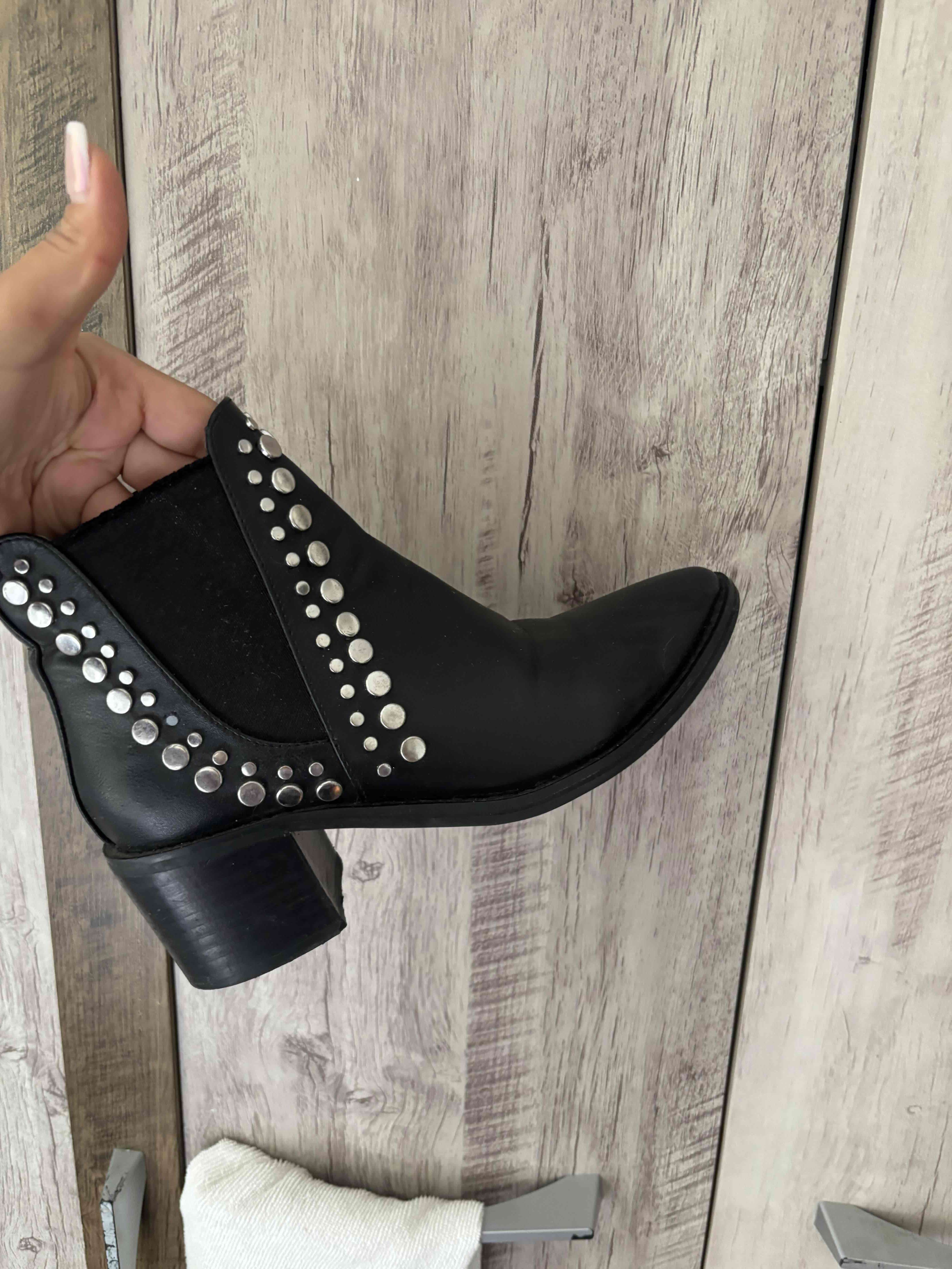 Botines negros con tachas - miniatura 3