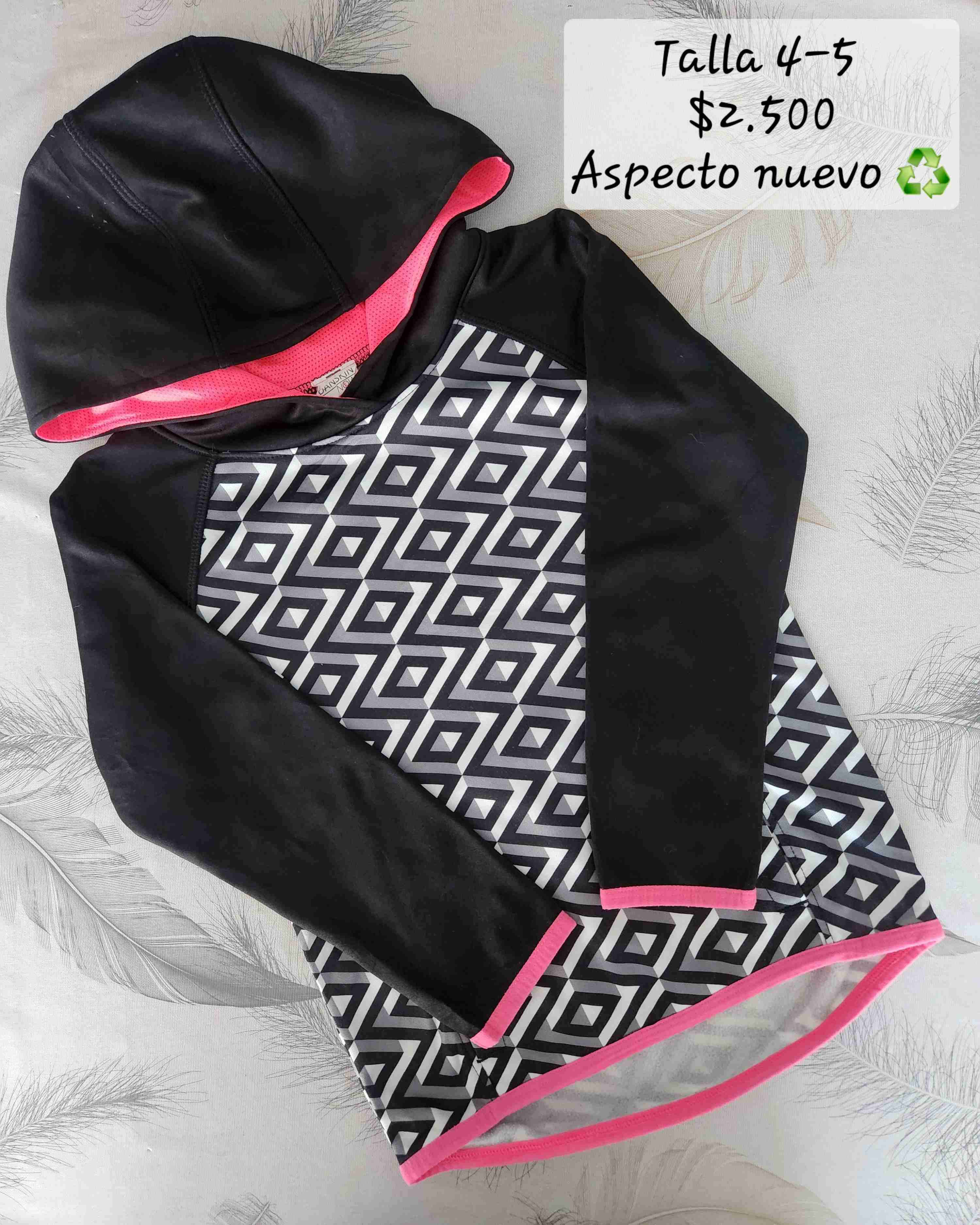 Polerón con capucha negro y estampado