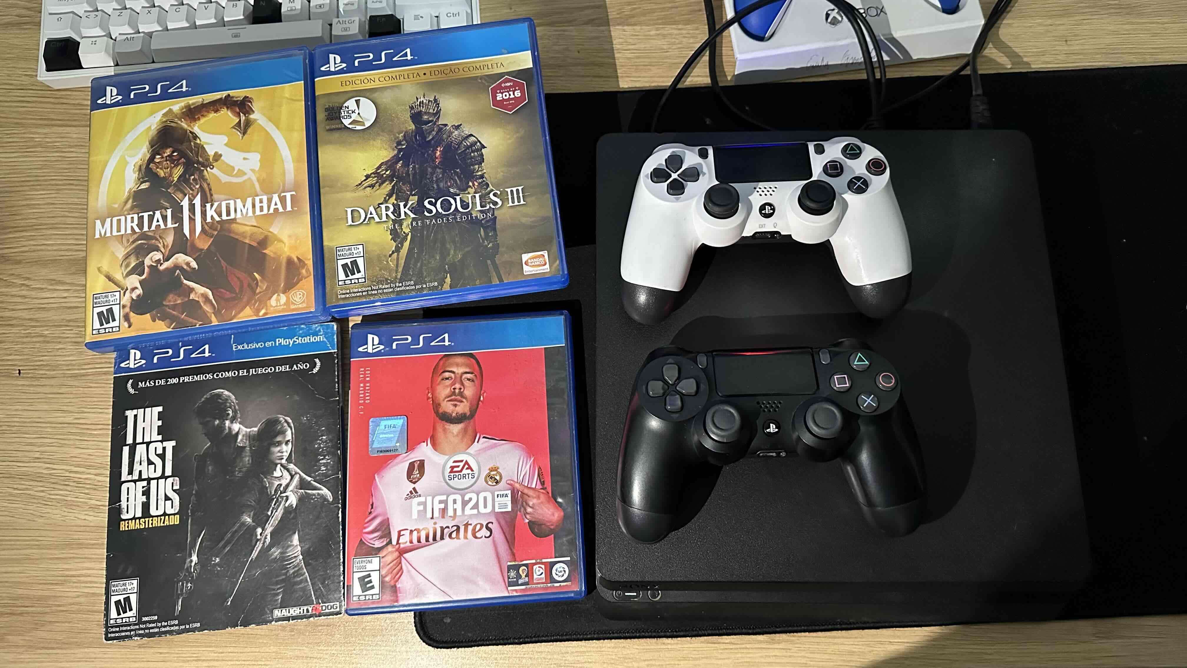 Consola PS4 con 2 controles y 4 juegos - miniatura 1