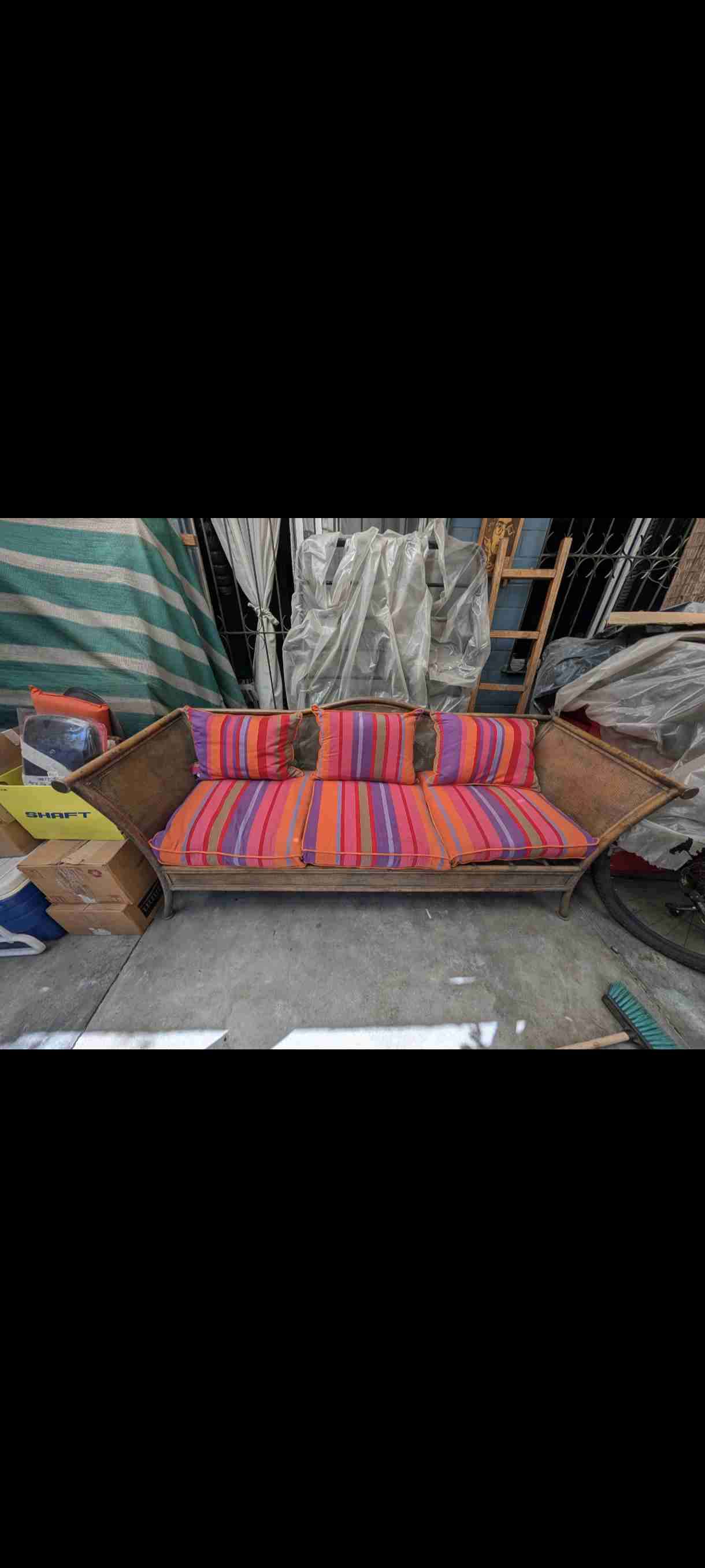 Sofá vintage con cojines rayados - miniatura 2