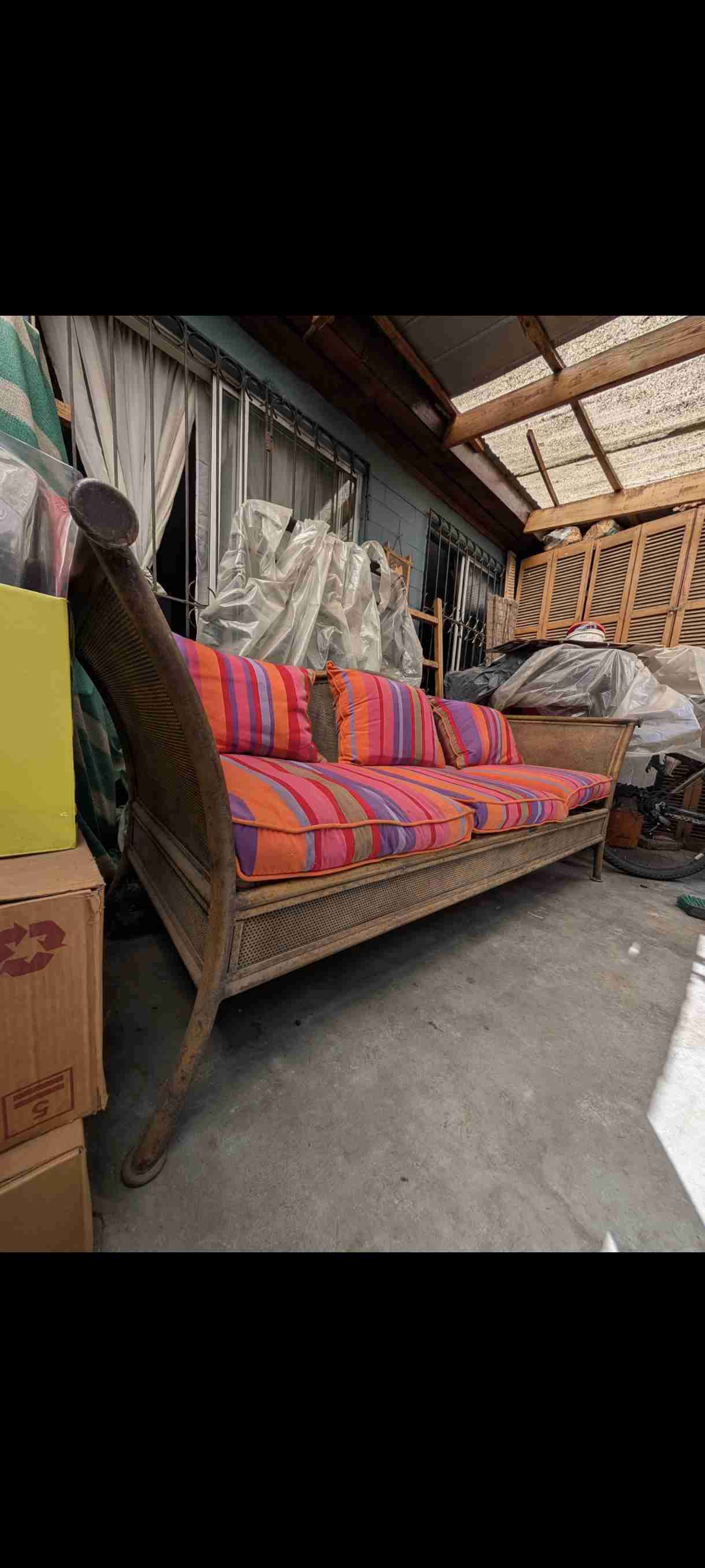 Sofá vintage con cojines rayados - miniatura 3