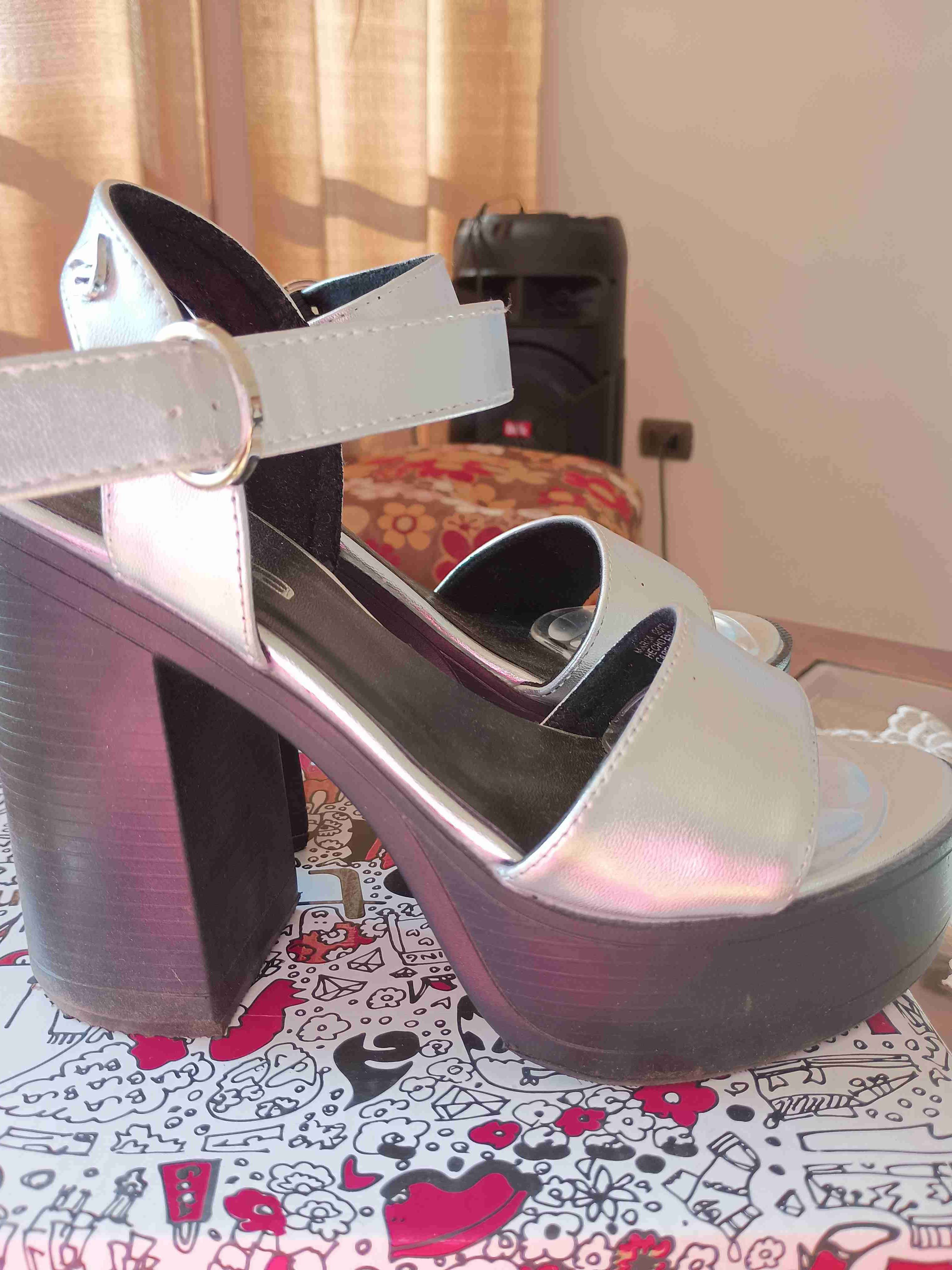 Sandalias plateadas de tacón alto - miniatura 2