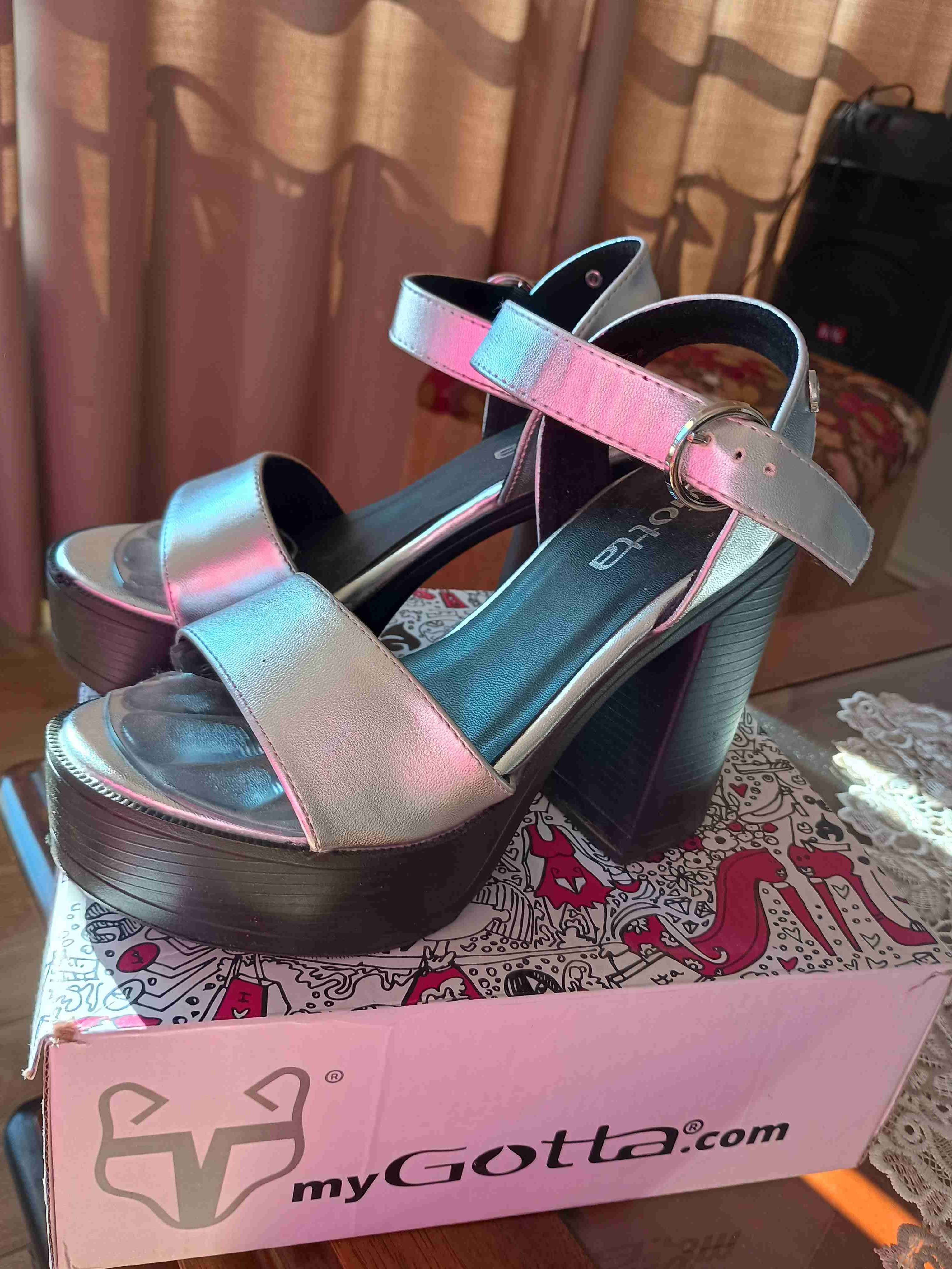 Sandalias plateadas de tacón alto - miniatura 3