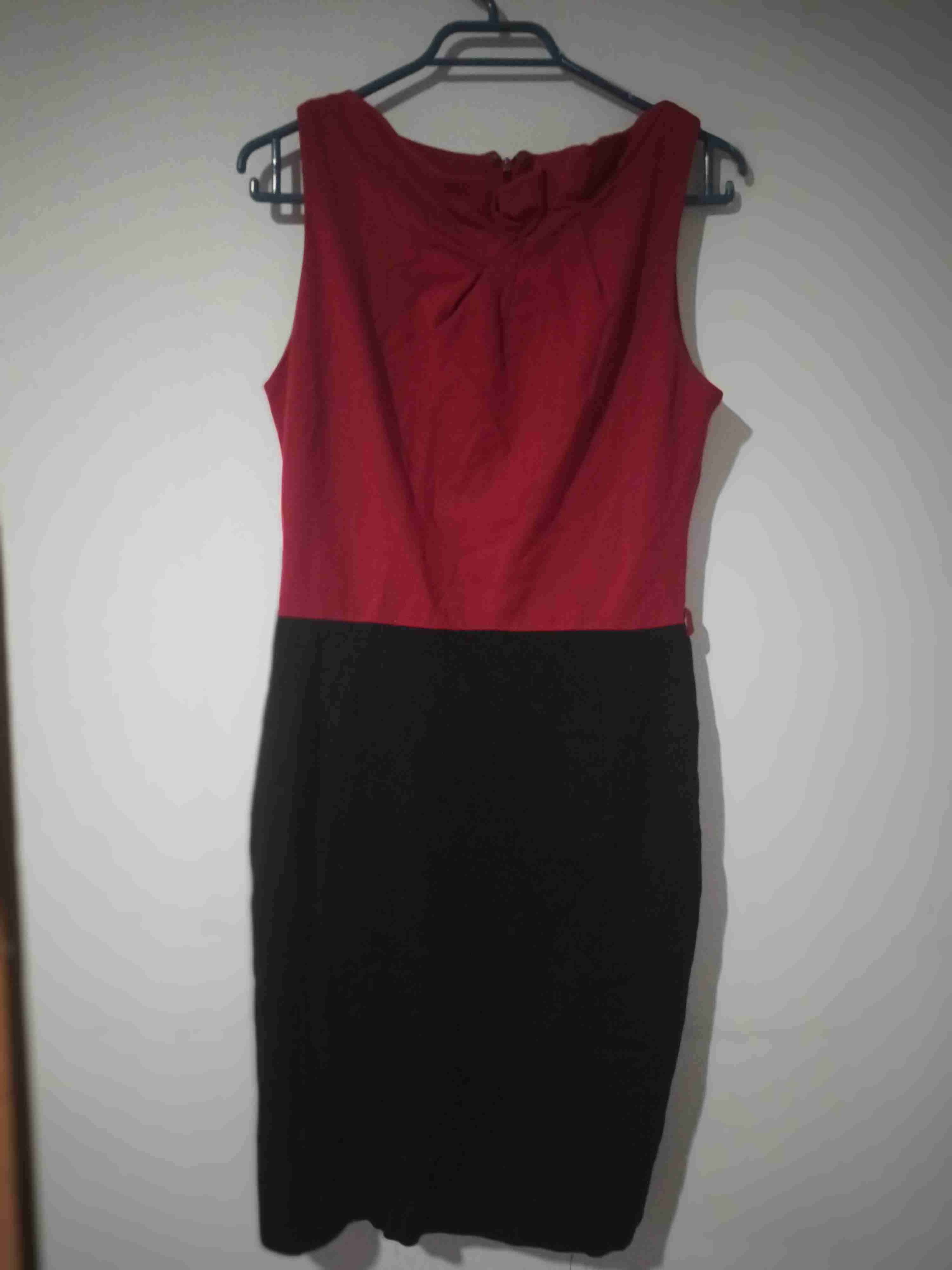 Vestido rojo y negro elegante - miniatura 1