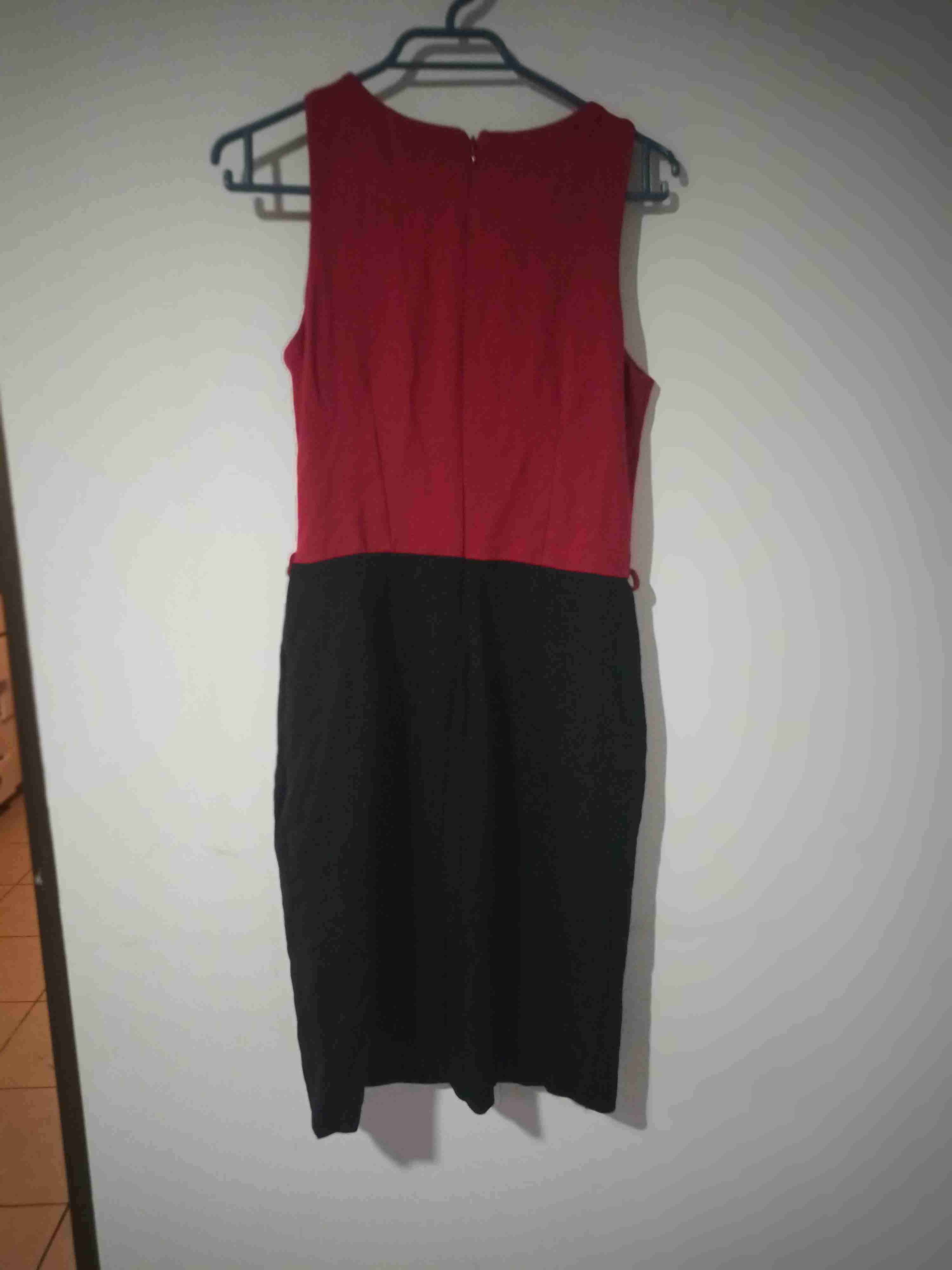 Vestido rojo y negro elegante - miniatura 2