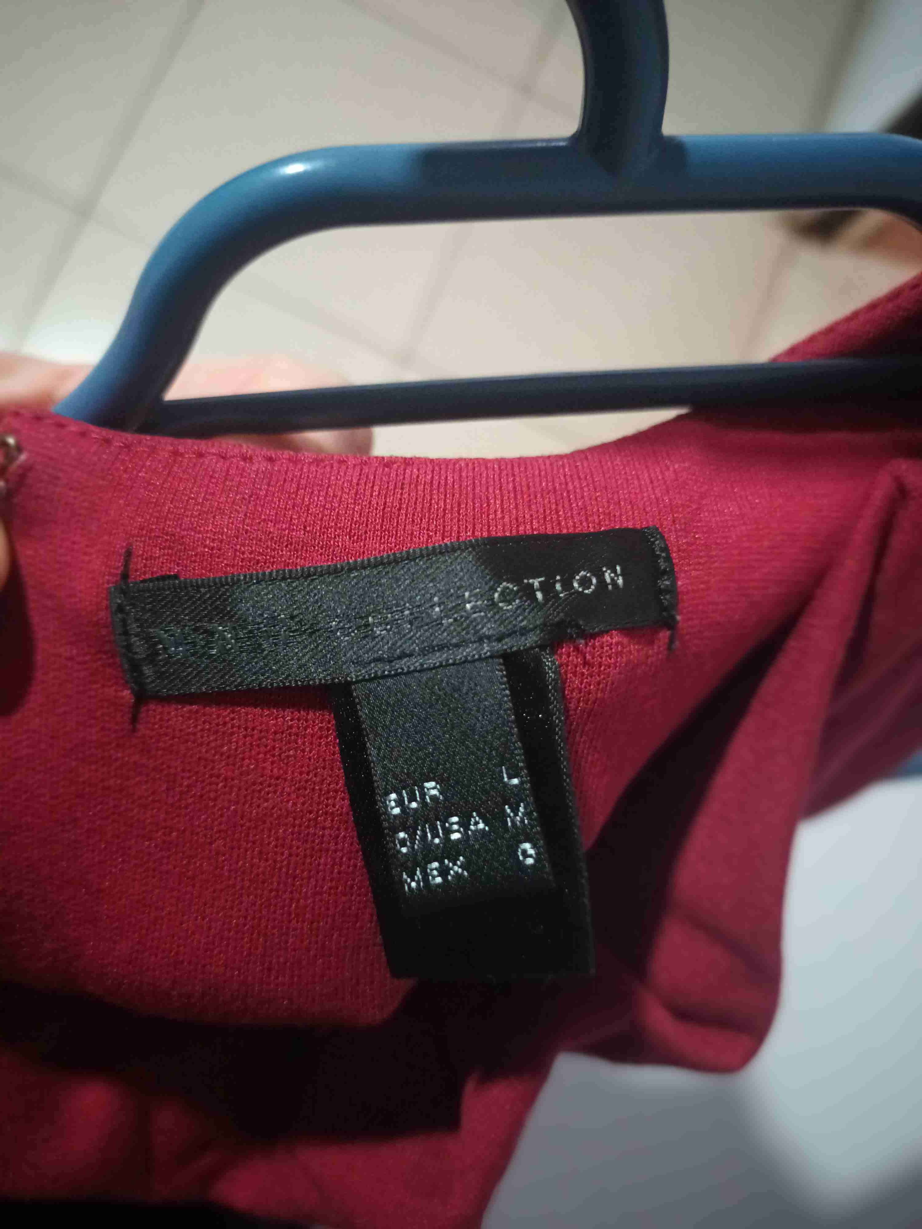 Vestido rojo y negro elegante - miniatura 3