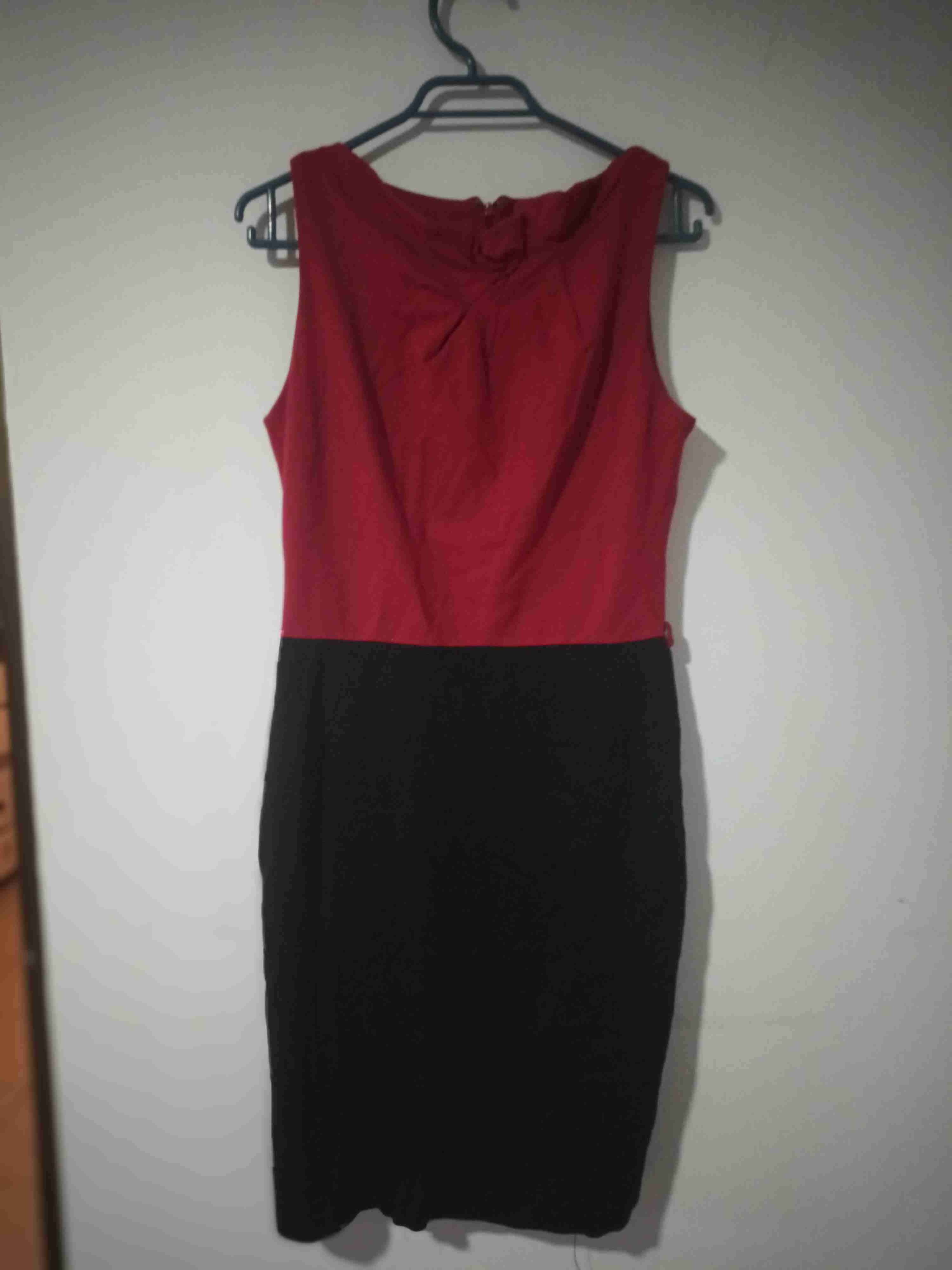 Vestido rojo y negro elegante - miniatura 4