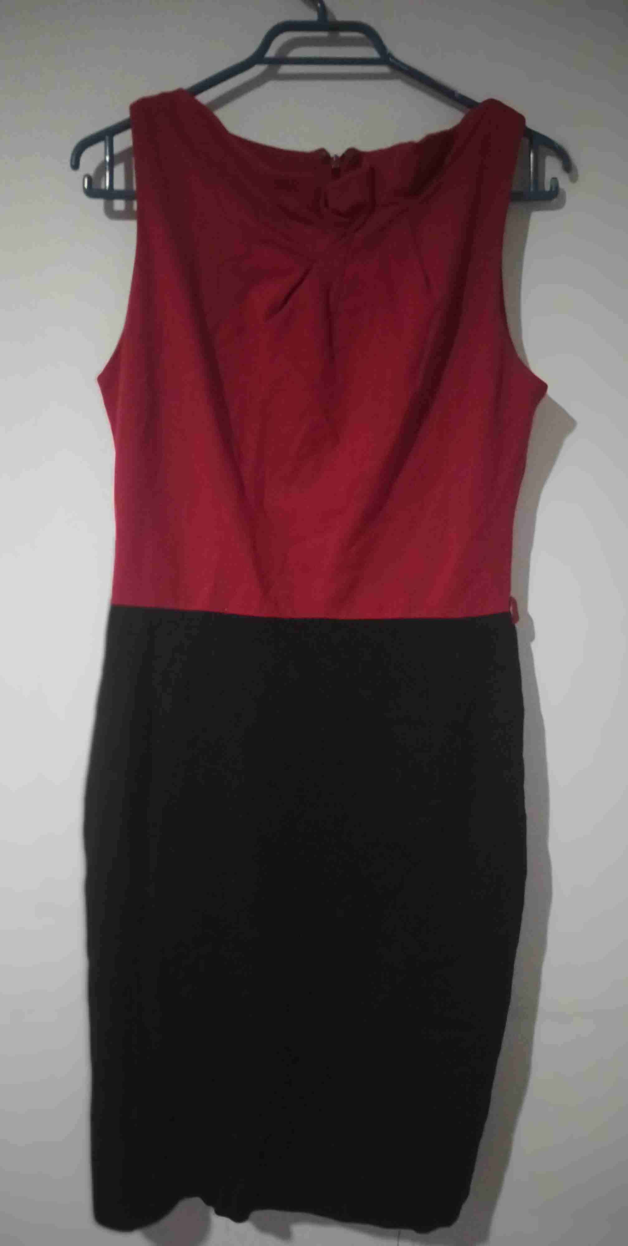 Vestido rojo y negro elegante - miniatura 5