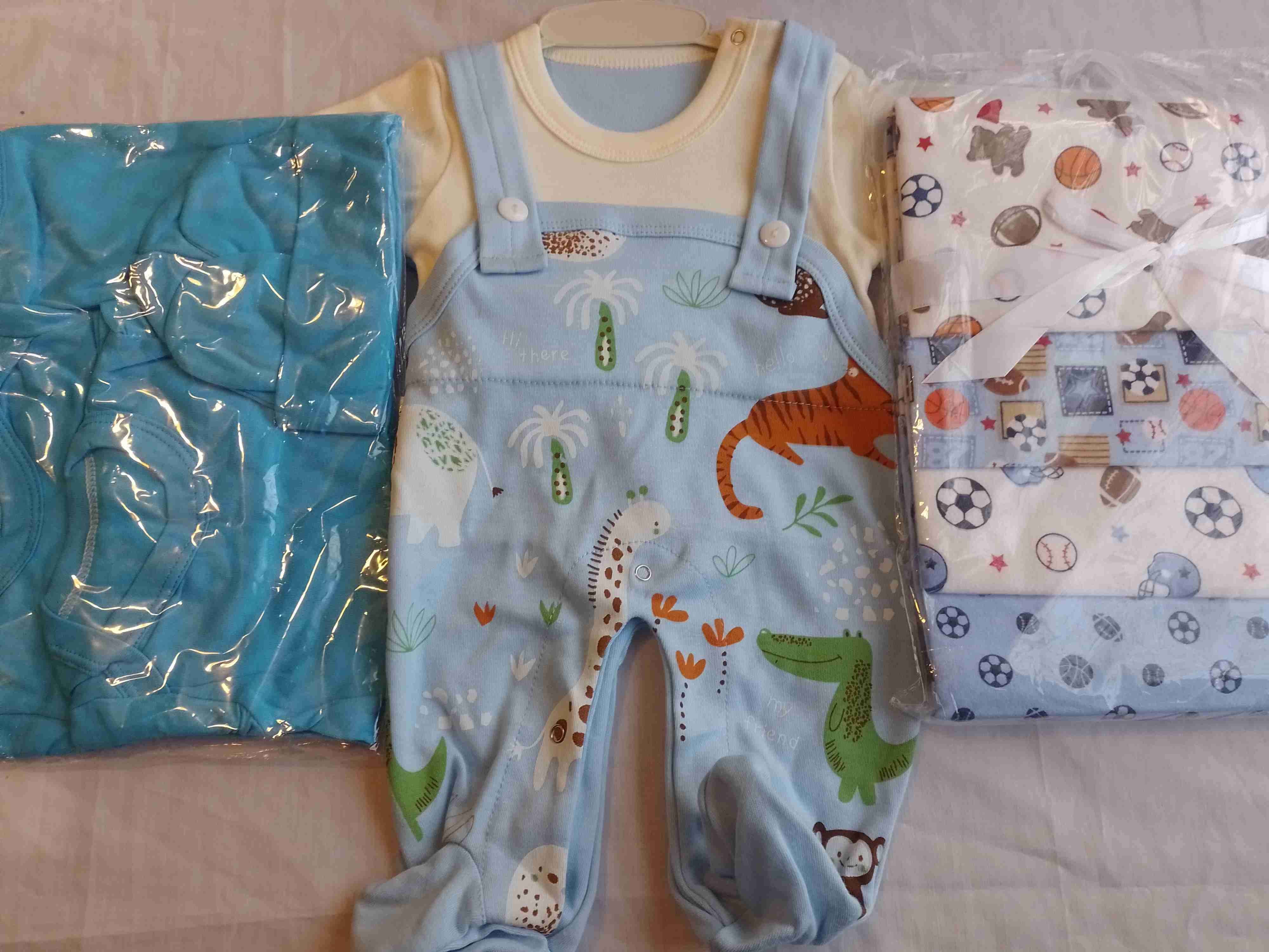 Conjunto ropa y baberos bebé - miniatura 2