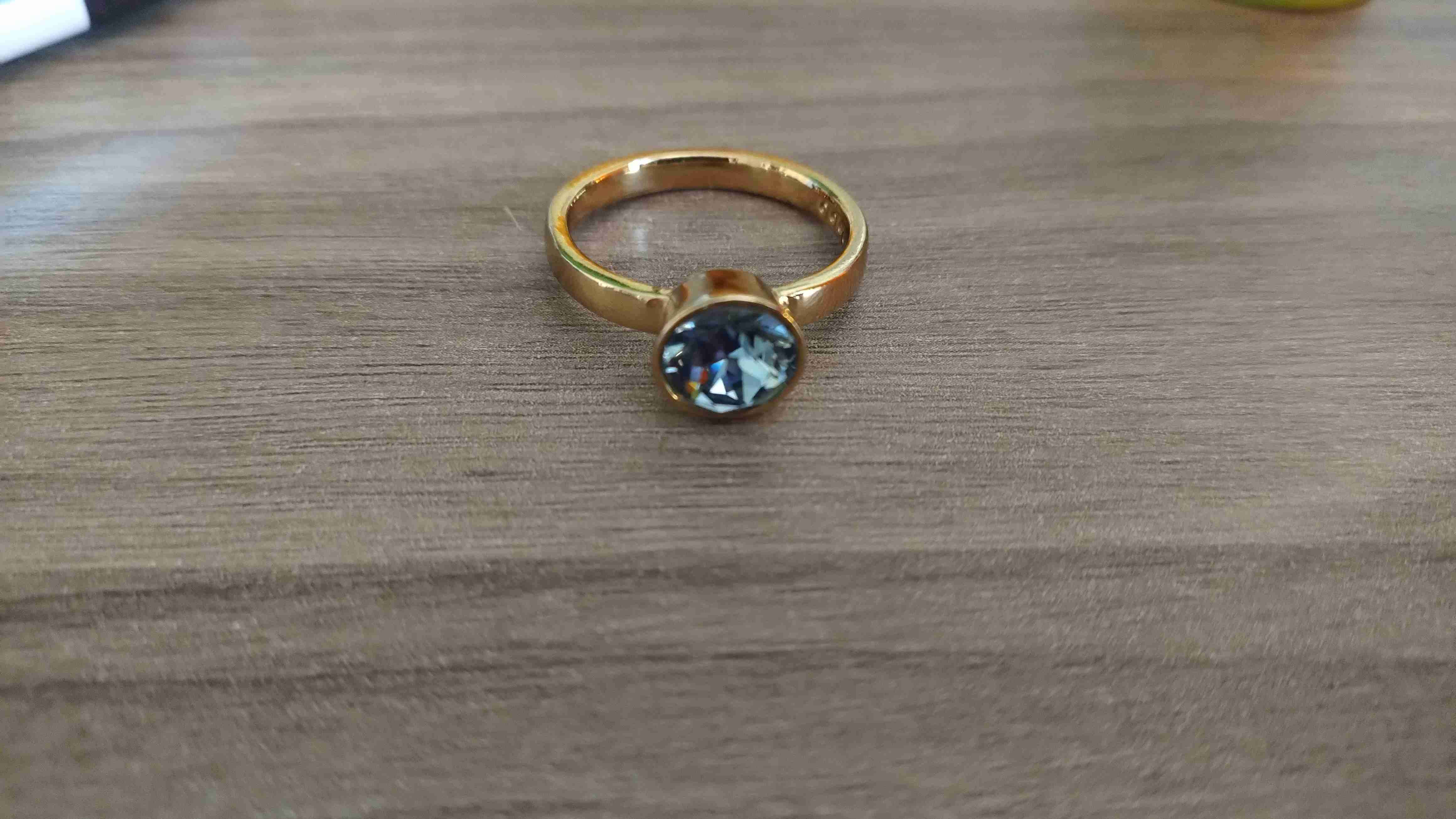 Anillo dorado con piedra azul - miniatura 1