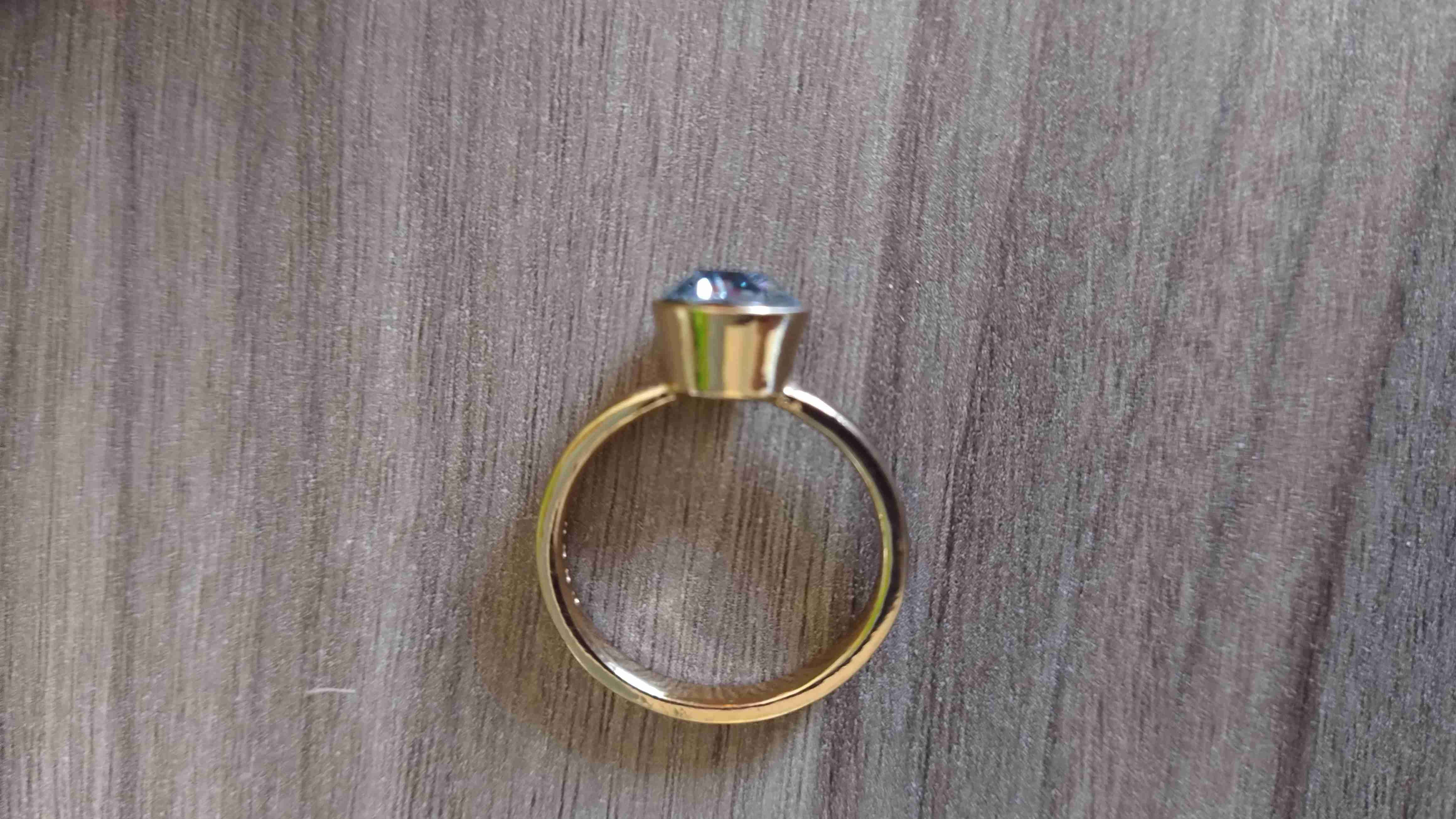 Anillo dorado con piedra azul - miniatura 2