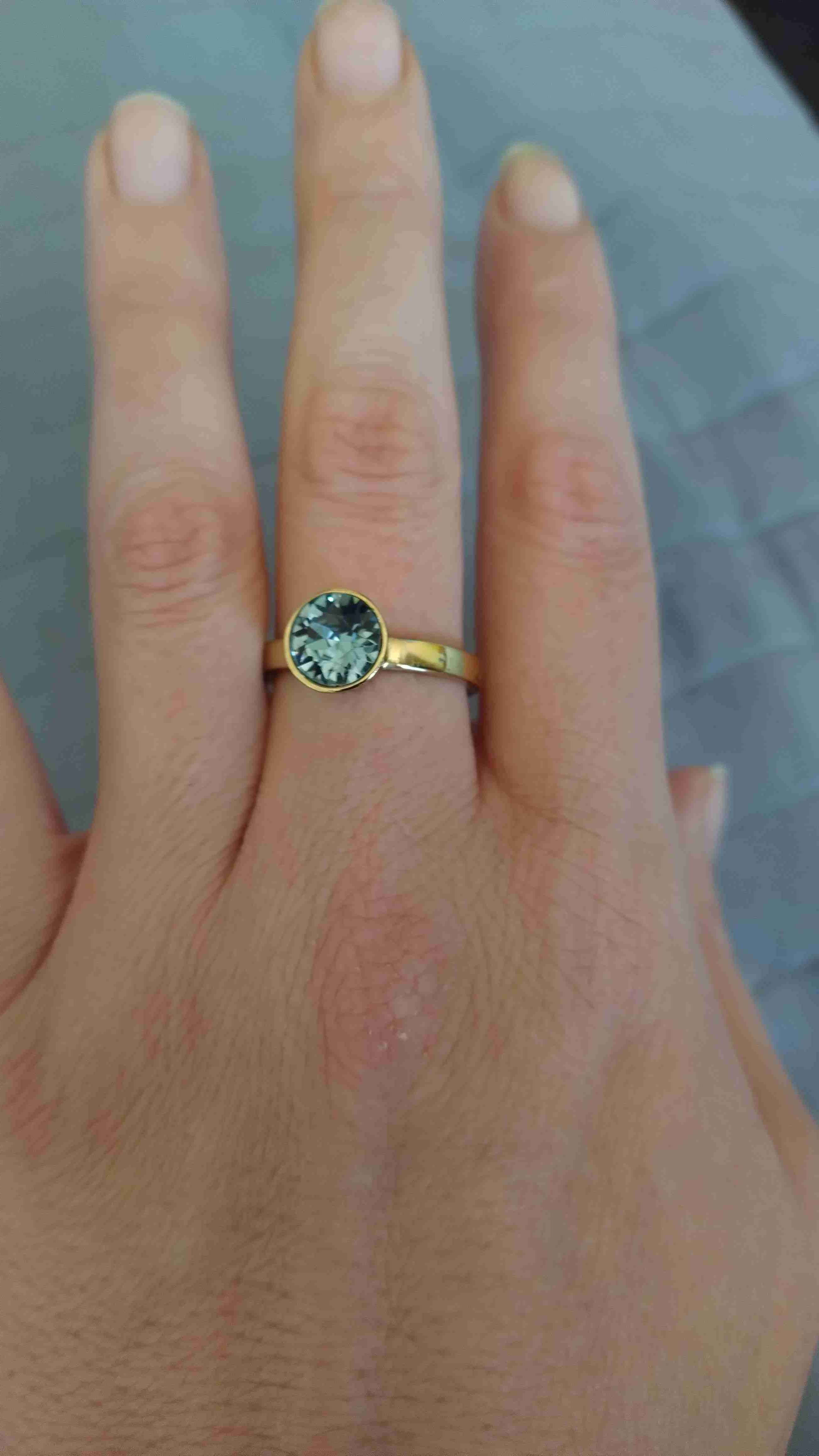 Anillo dorado con piedra azul - miniatura 3