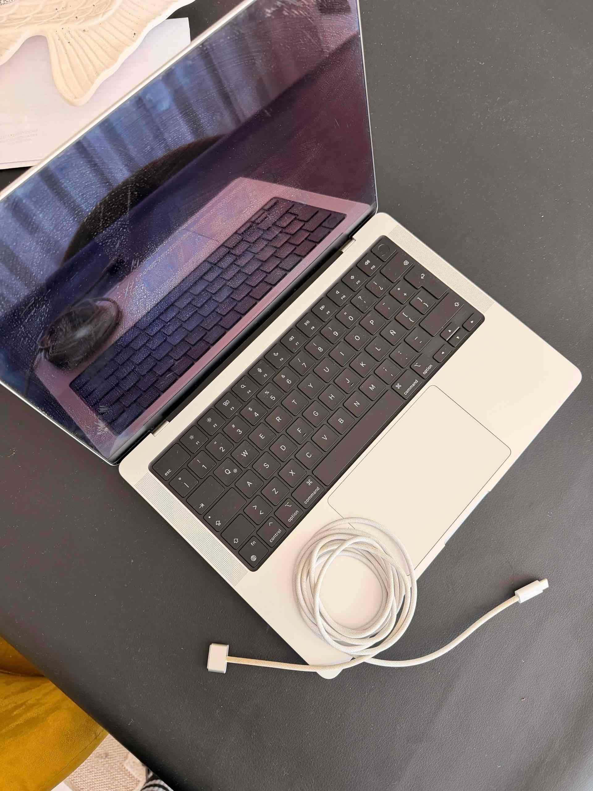 Macbook pro M3 14” para REPUESTO - miniatura 1