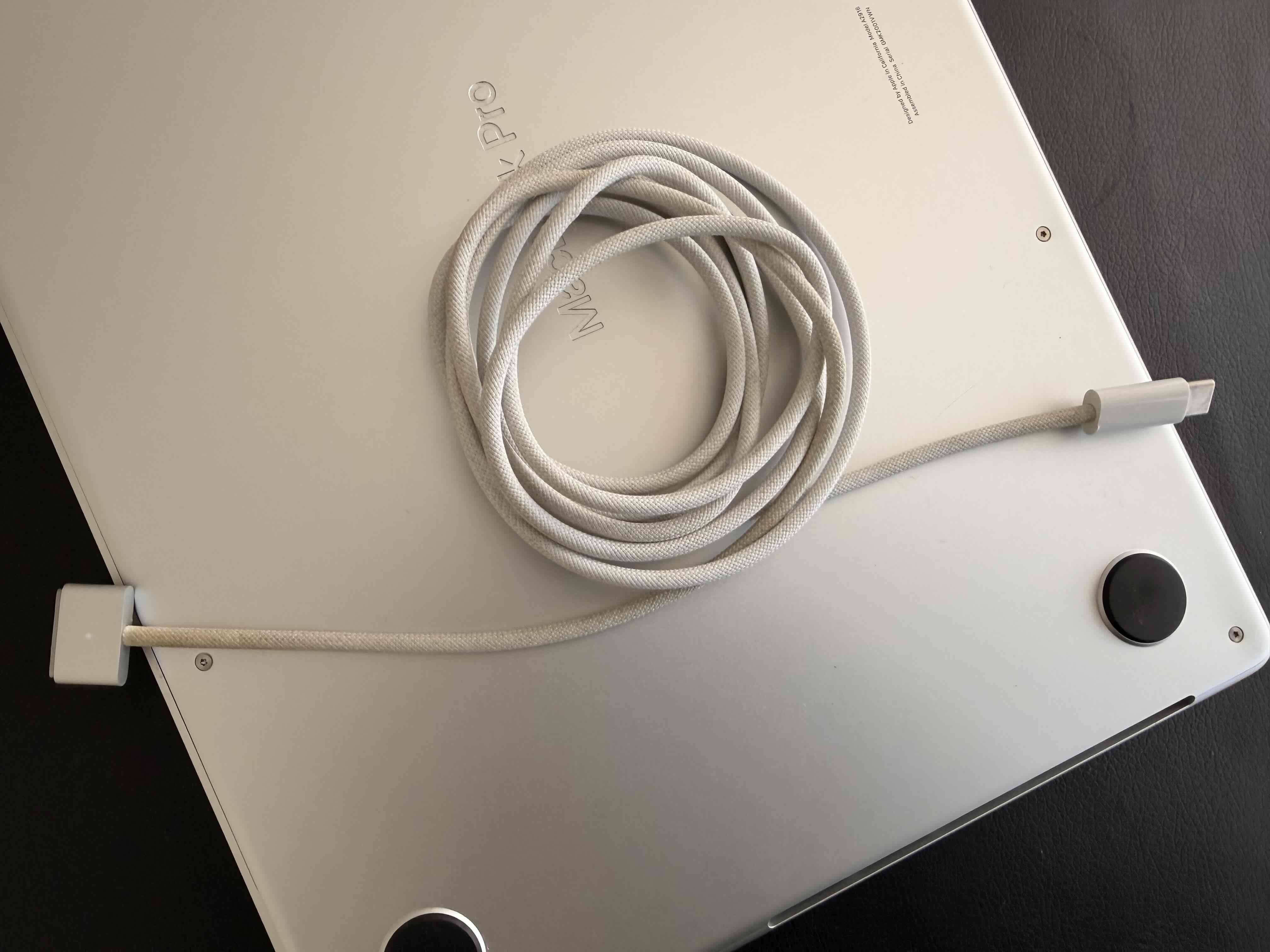 Macbook pro M3 14” para REPUESTO - miniatura 4