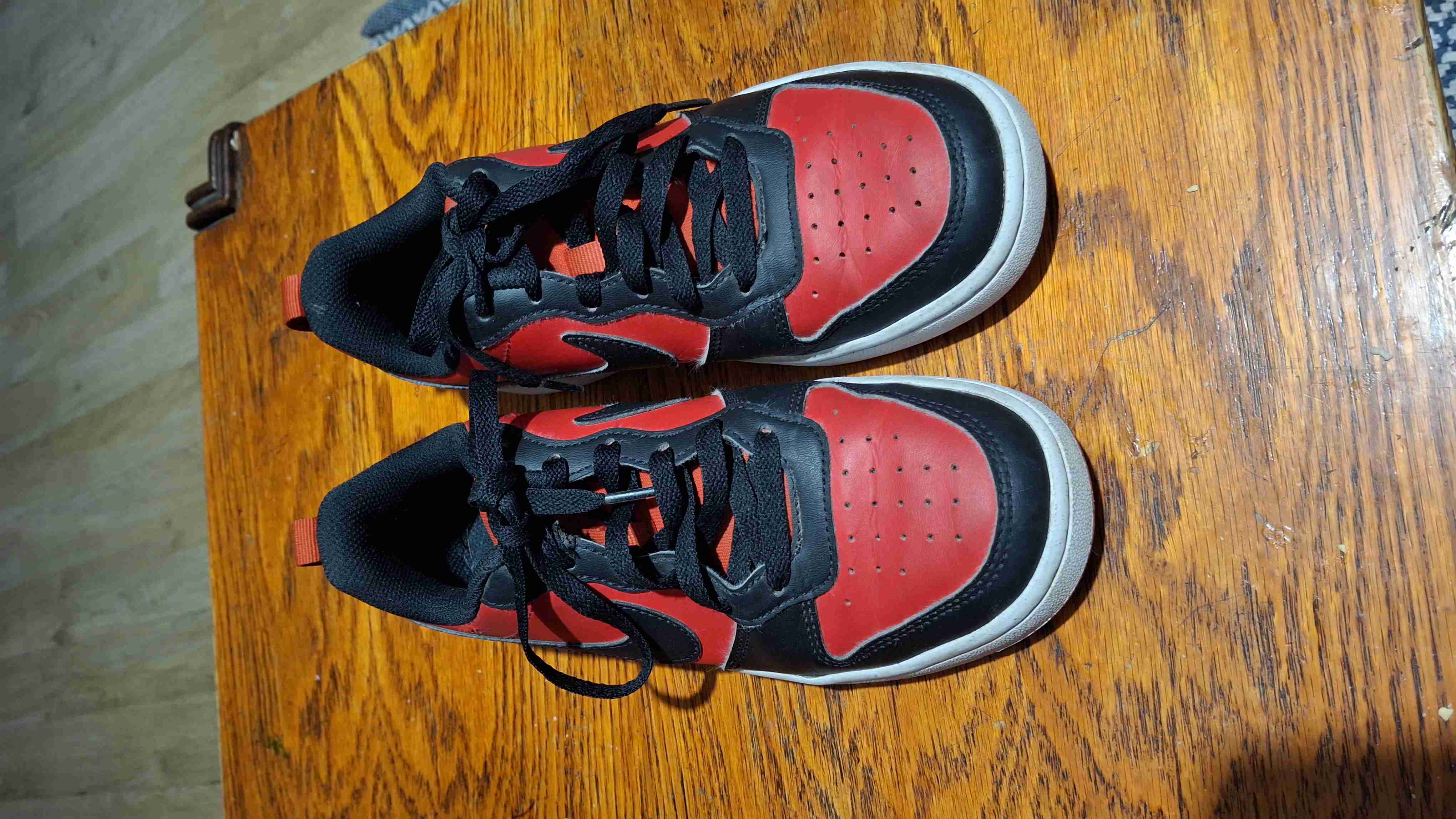 Zapatillas deportivas rojas y negras - miniatura 1