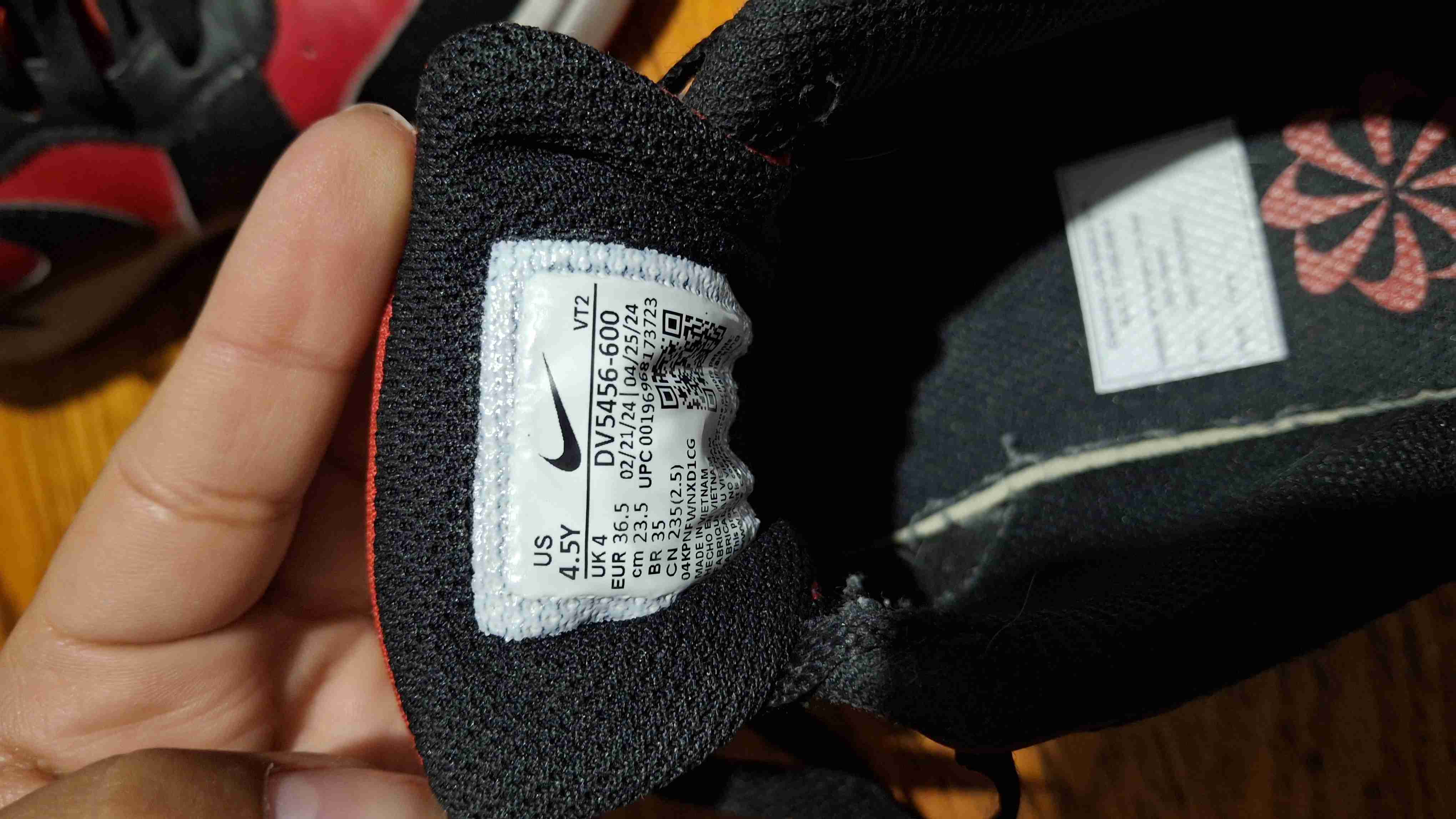 Zapatillas deportivas rojas y negras - miniatura 2