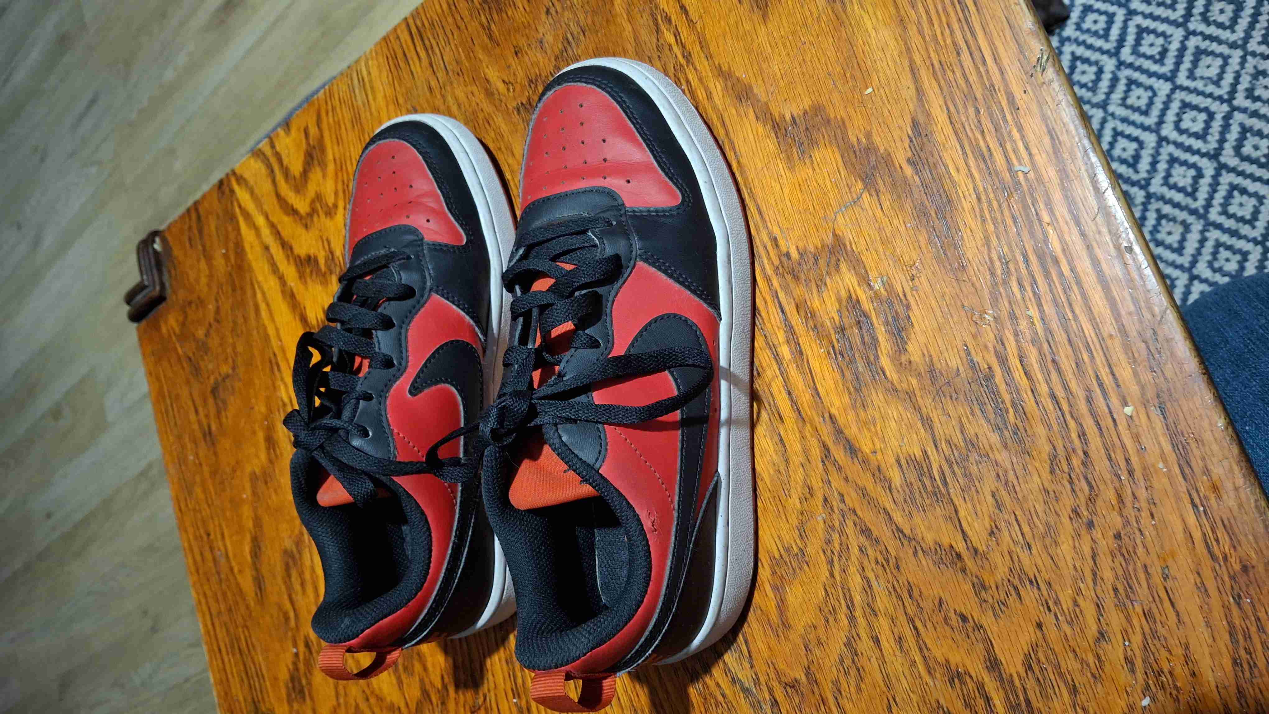 Zapatillas deportivas rojas y negras - miniatura 3