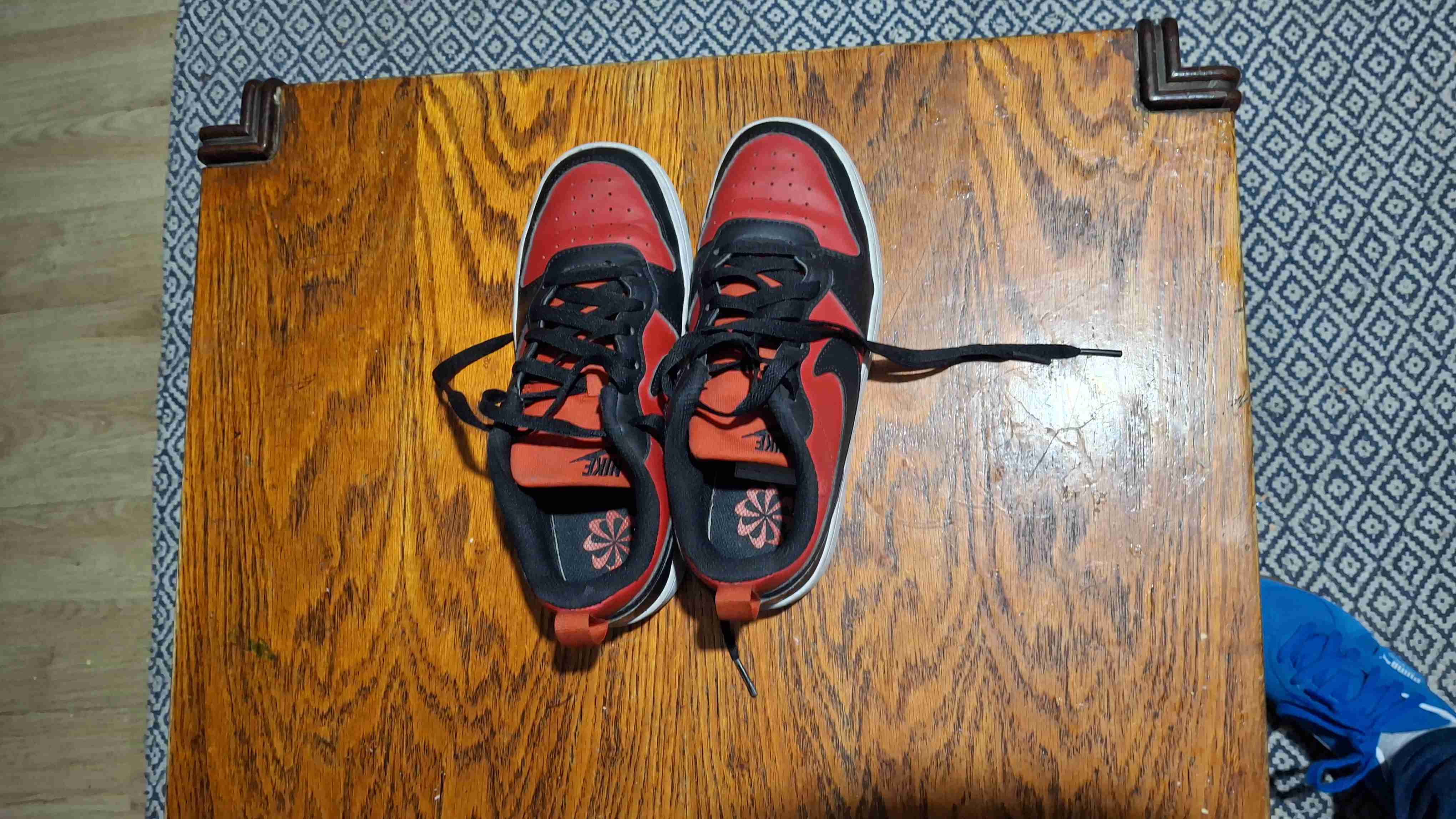 Zapatillas deportivas rojas y negras - miniatura 4