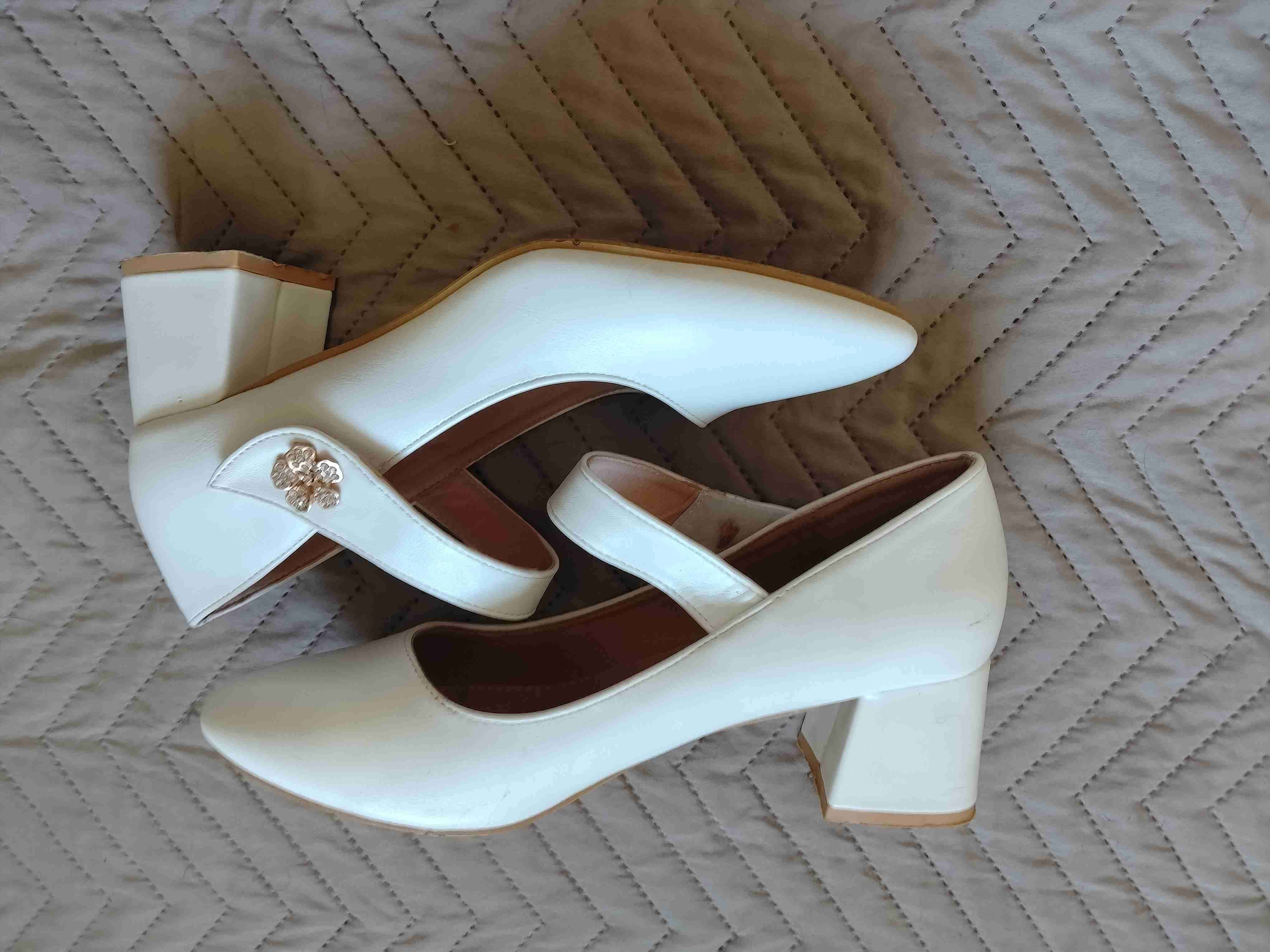 Zapatos blancos de tacón mediano