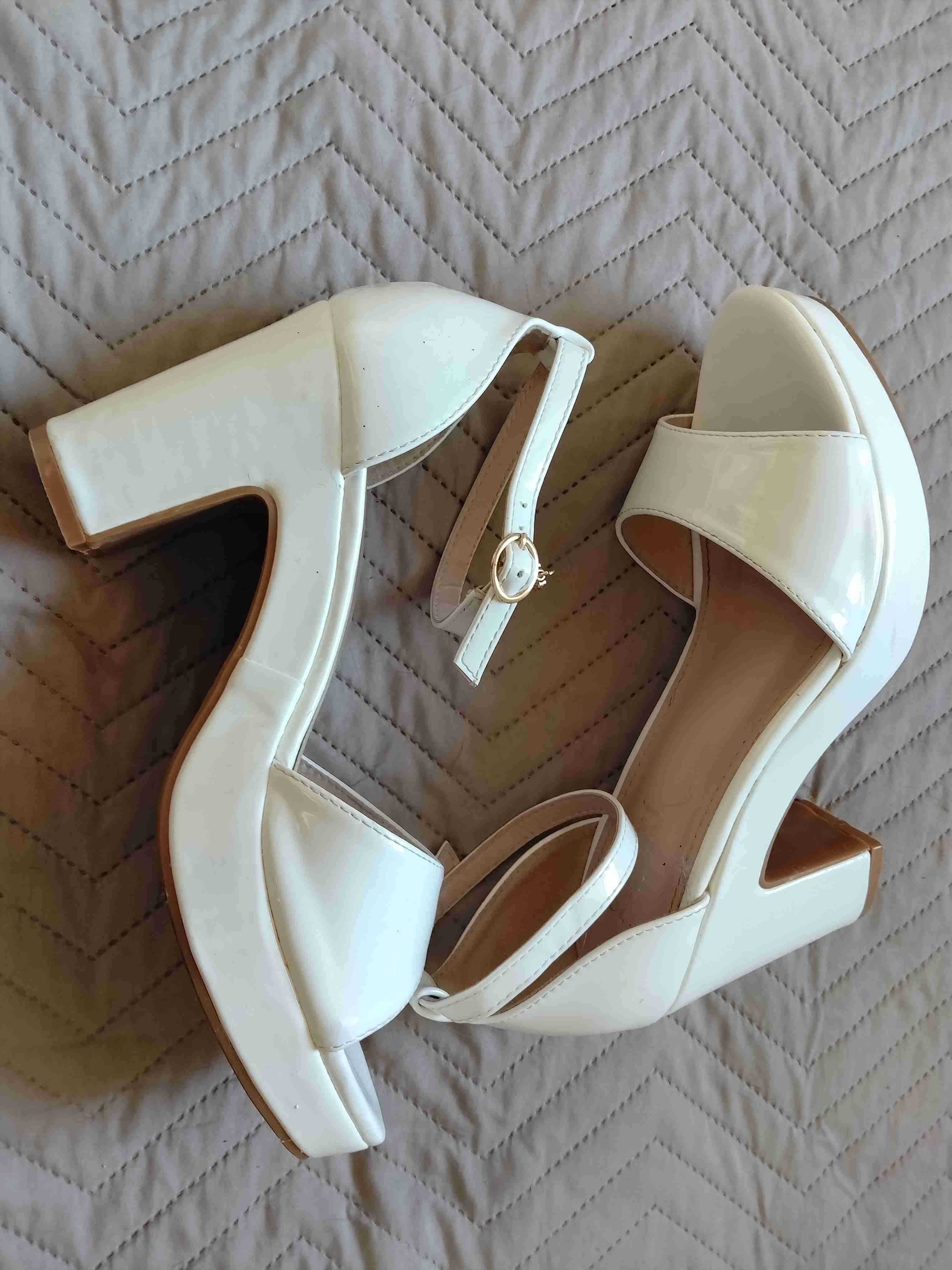 Sandalias blancas de tacón alto