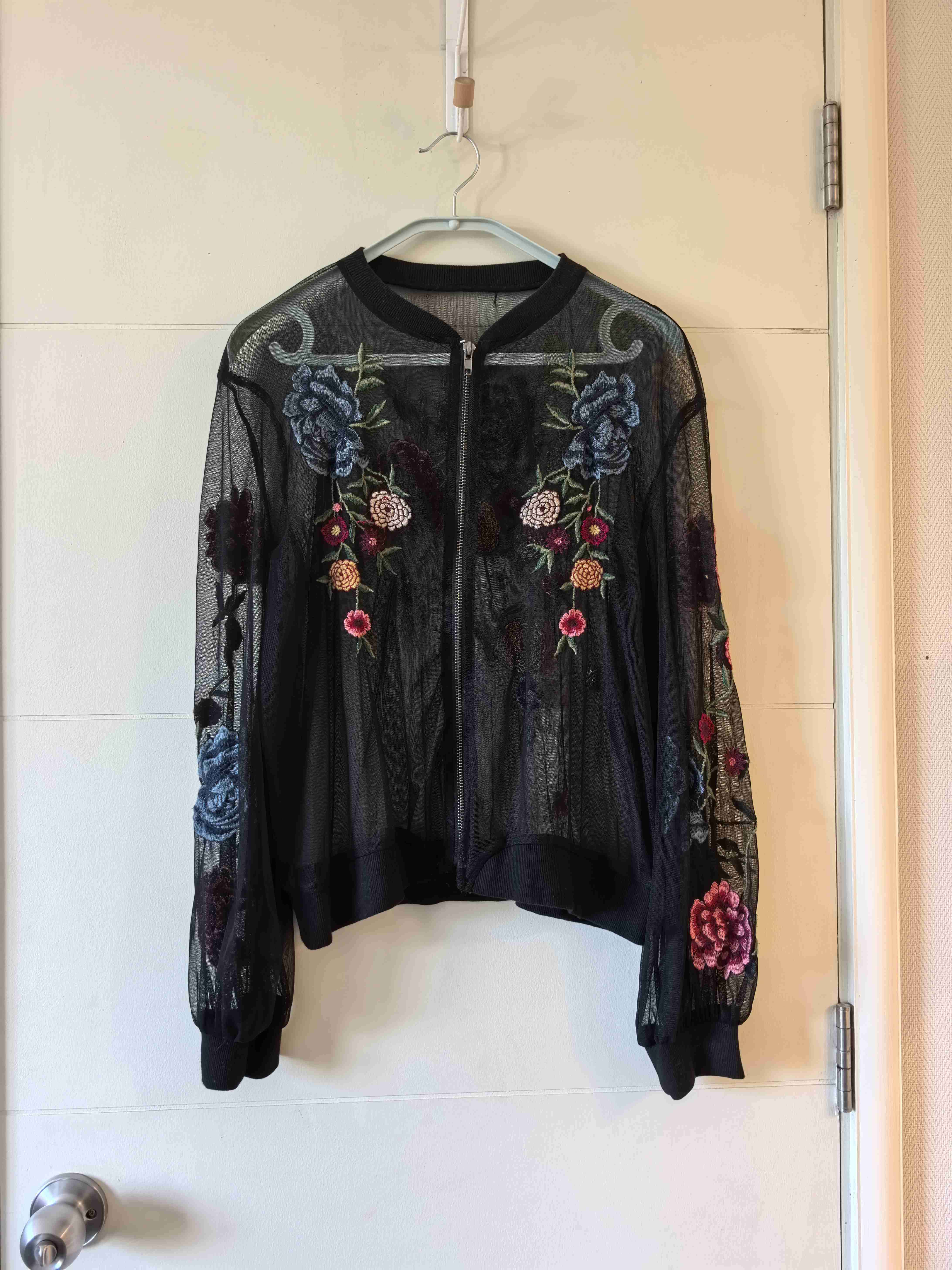 Chaqueta negra bordada floral