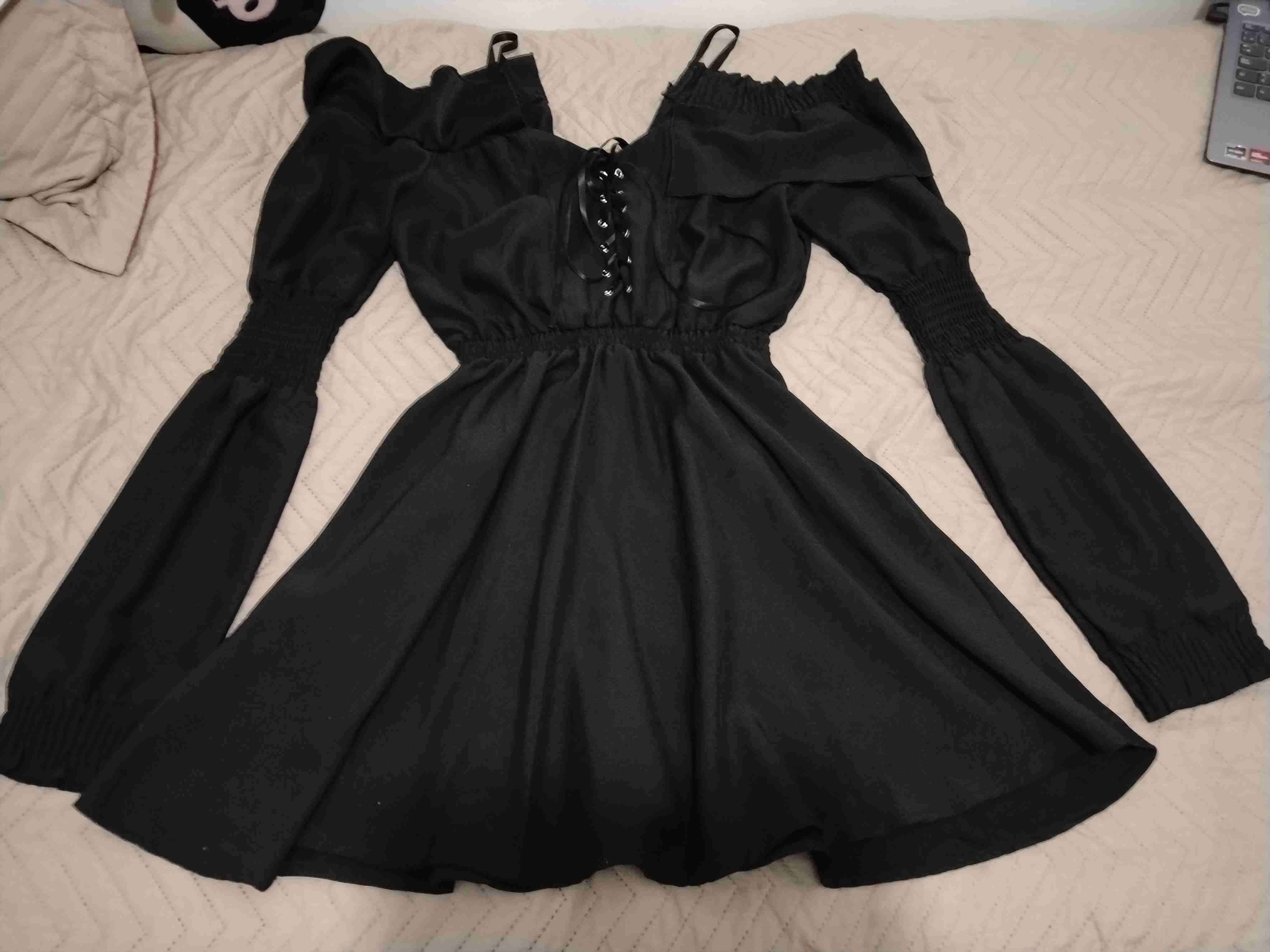 Vestido negro con hombros descubiertos