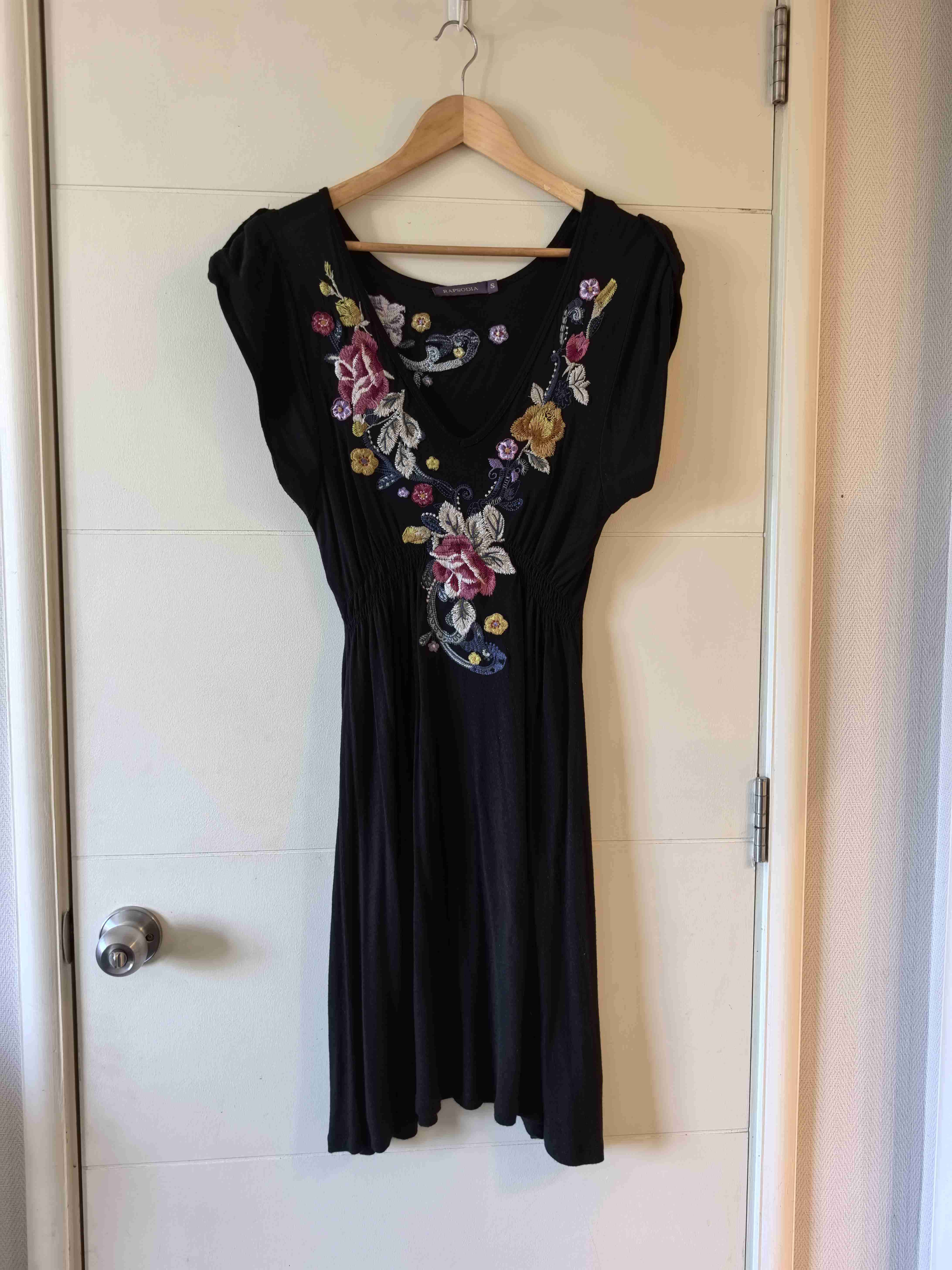 Vestido negro con bordado floral