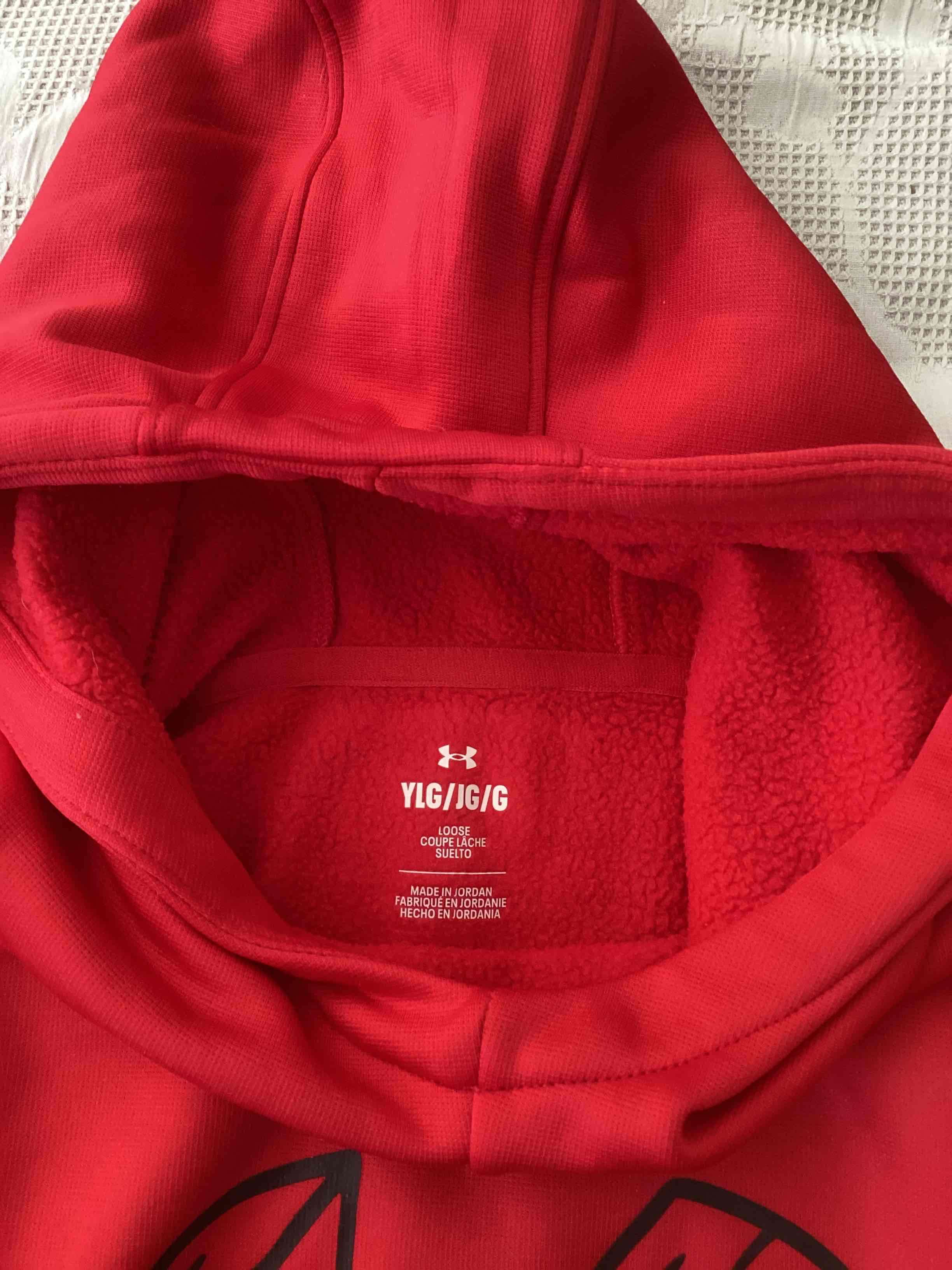 Polerón rojo con capucha y logo Under Armour - miniatura 3