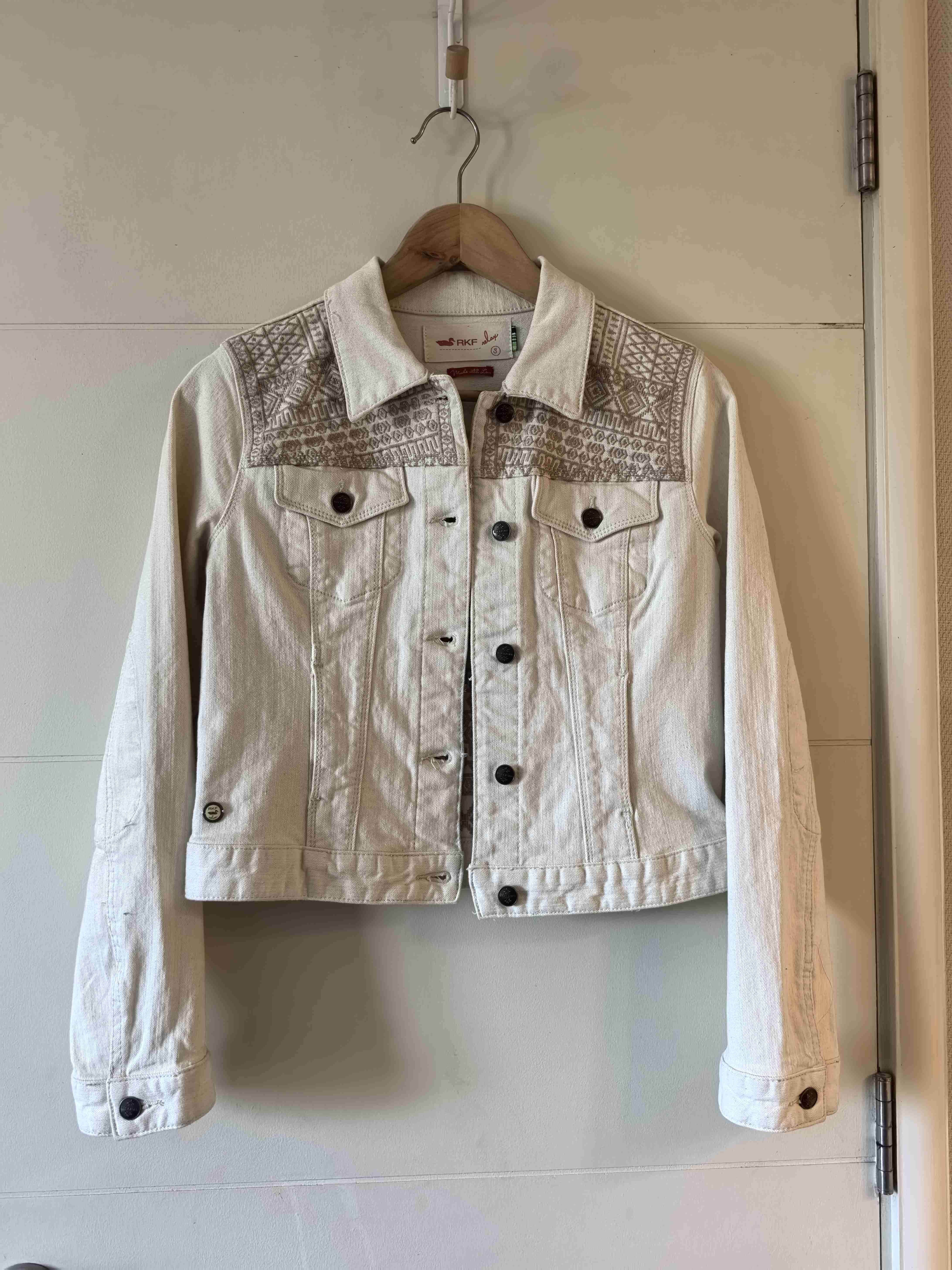 Chaqueta de mezclilla beige con bordado