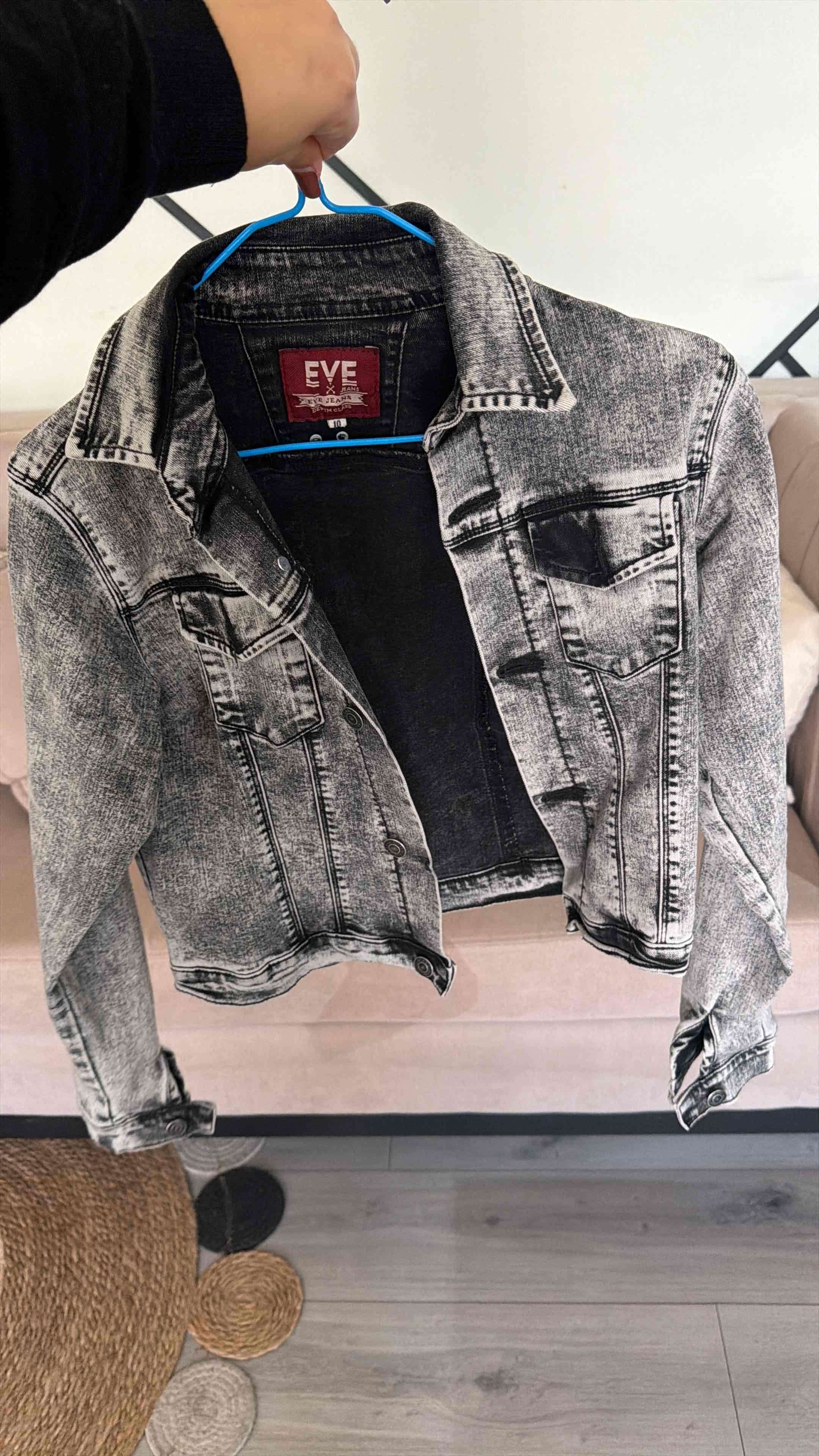 Chaqueta de mezclilla gris desgastado