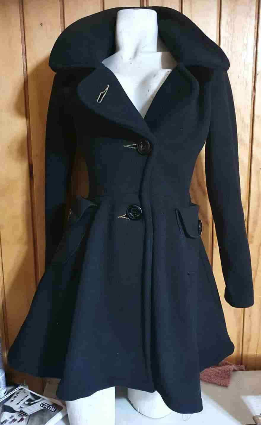 Abrigo negro elegante mujer corte princesa - miniatura 1